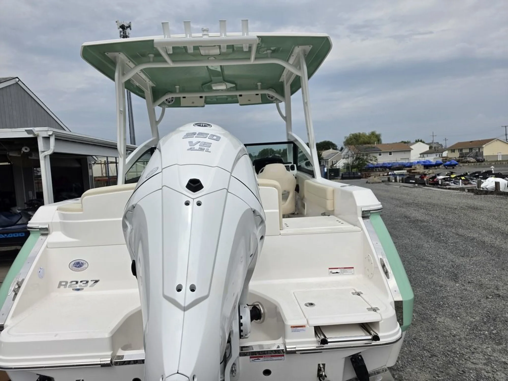 2027 Robalo R237 - Image 4