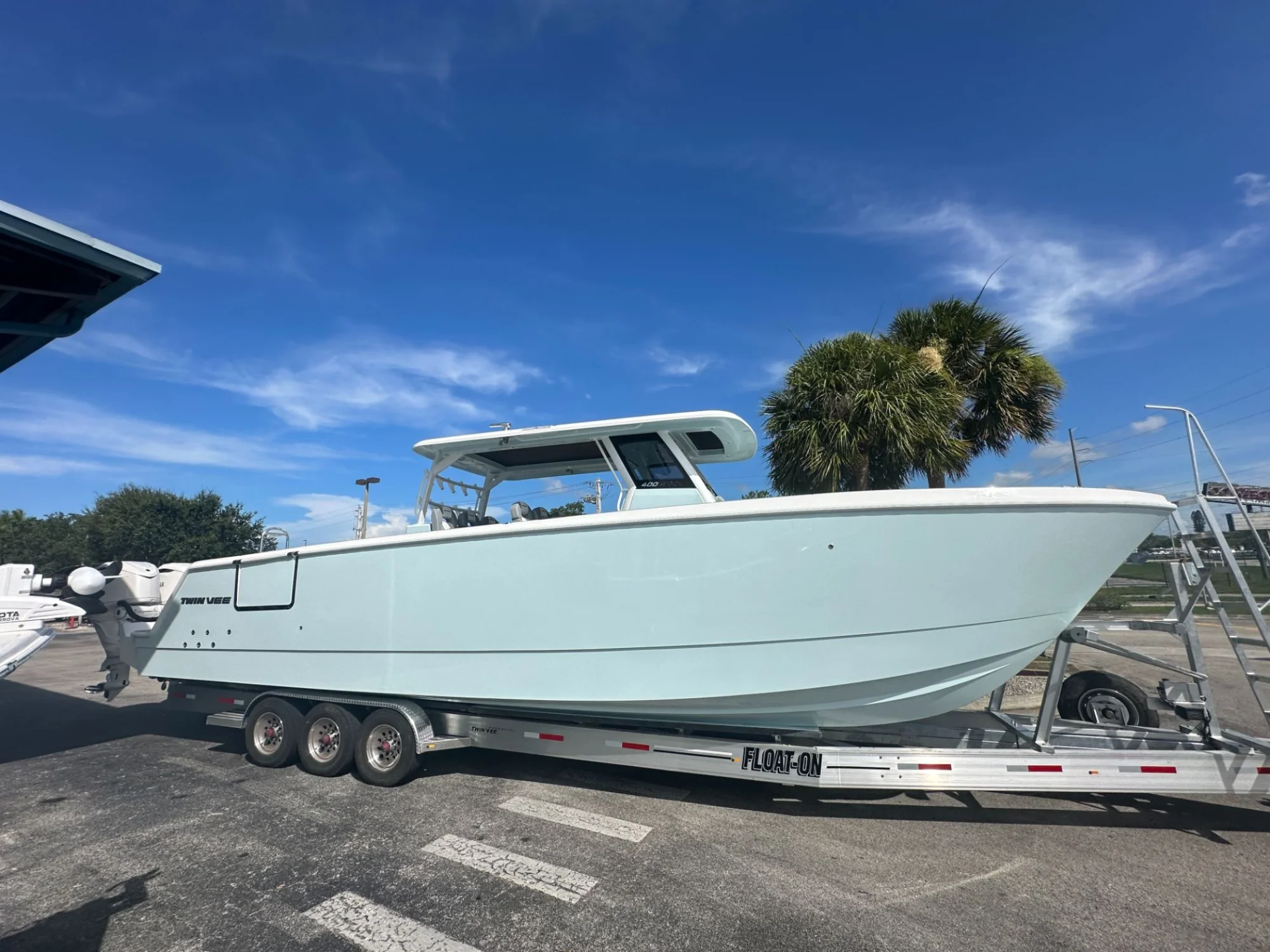 2025 Twin Vee 400 GFXV2 - Image 2