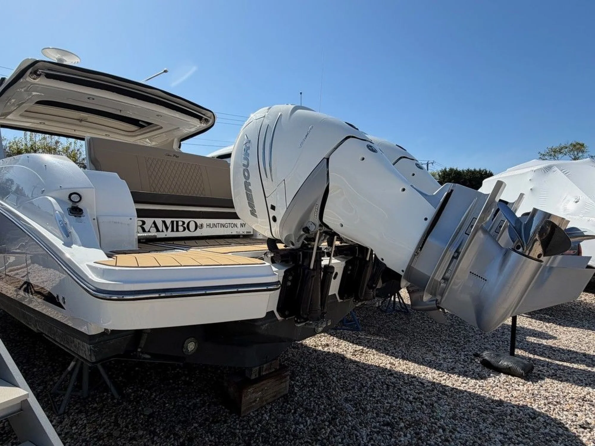 Sea Ray SLX 350 Outboard - Image 5