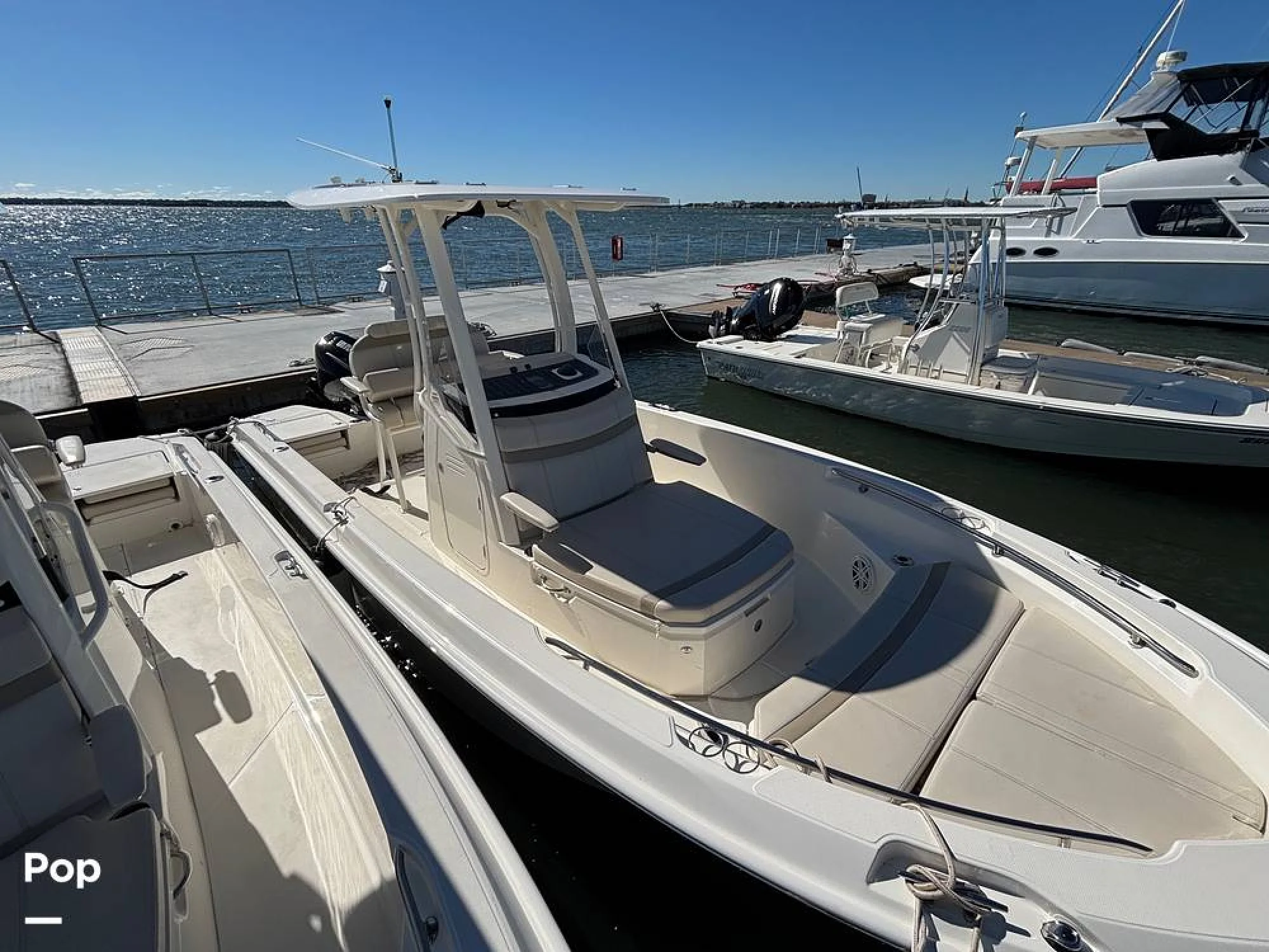 2025 Boston Whaler 220 Dauntless - Image 2