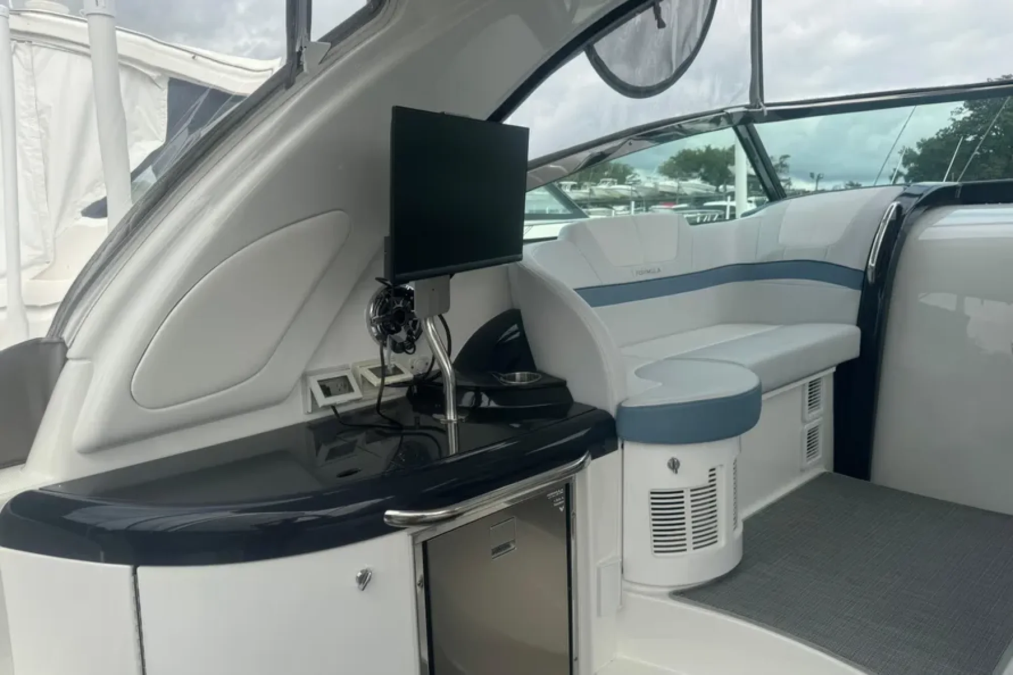 2023 Formula 40 Performance Cruiser - Image 5