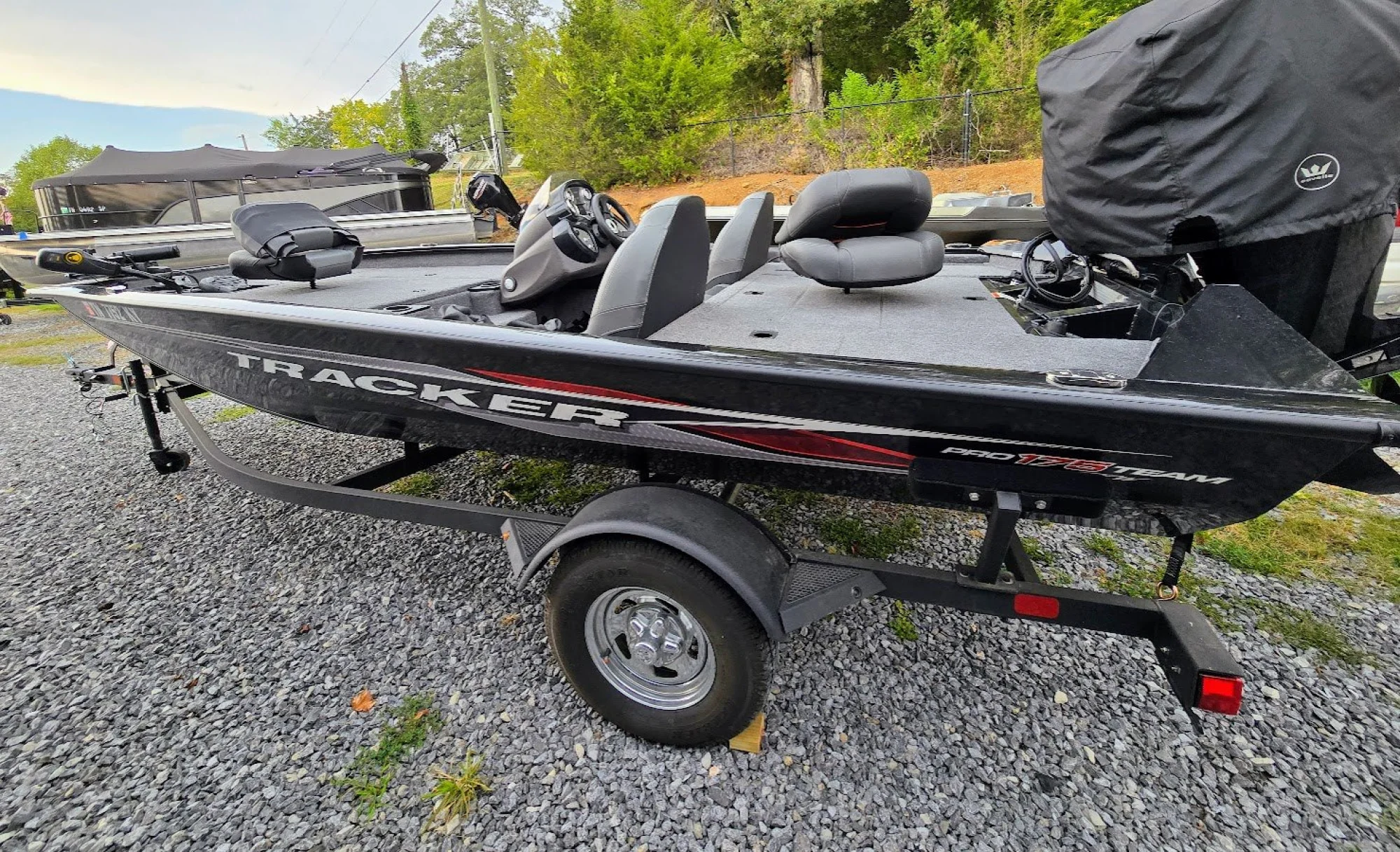 2024 Tracker Marine PRO TEAM 175 TXW w/ Trailer - Image 2