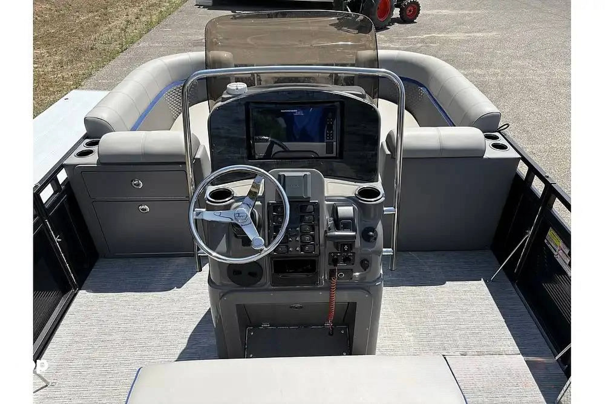 2023 Angler Qwest 8522 Pro Troll - Image 5