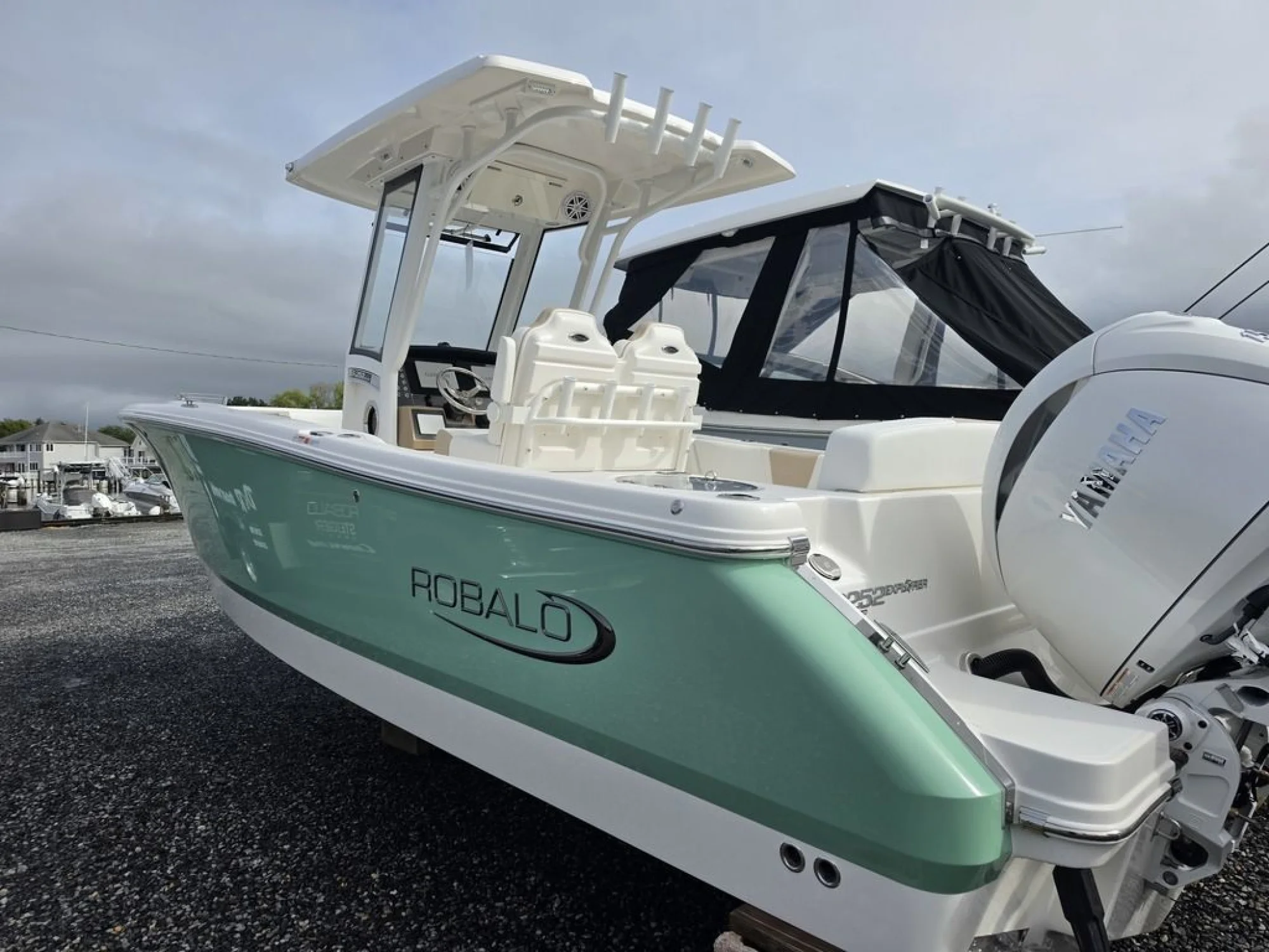 2027 Robalo R252 Explorer - Image 2