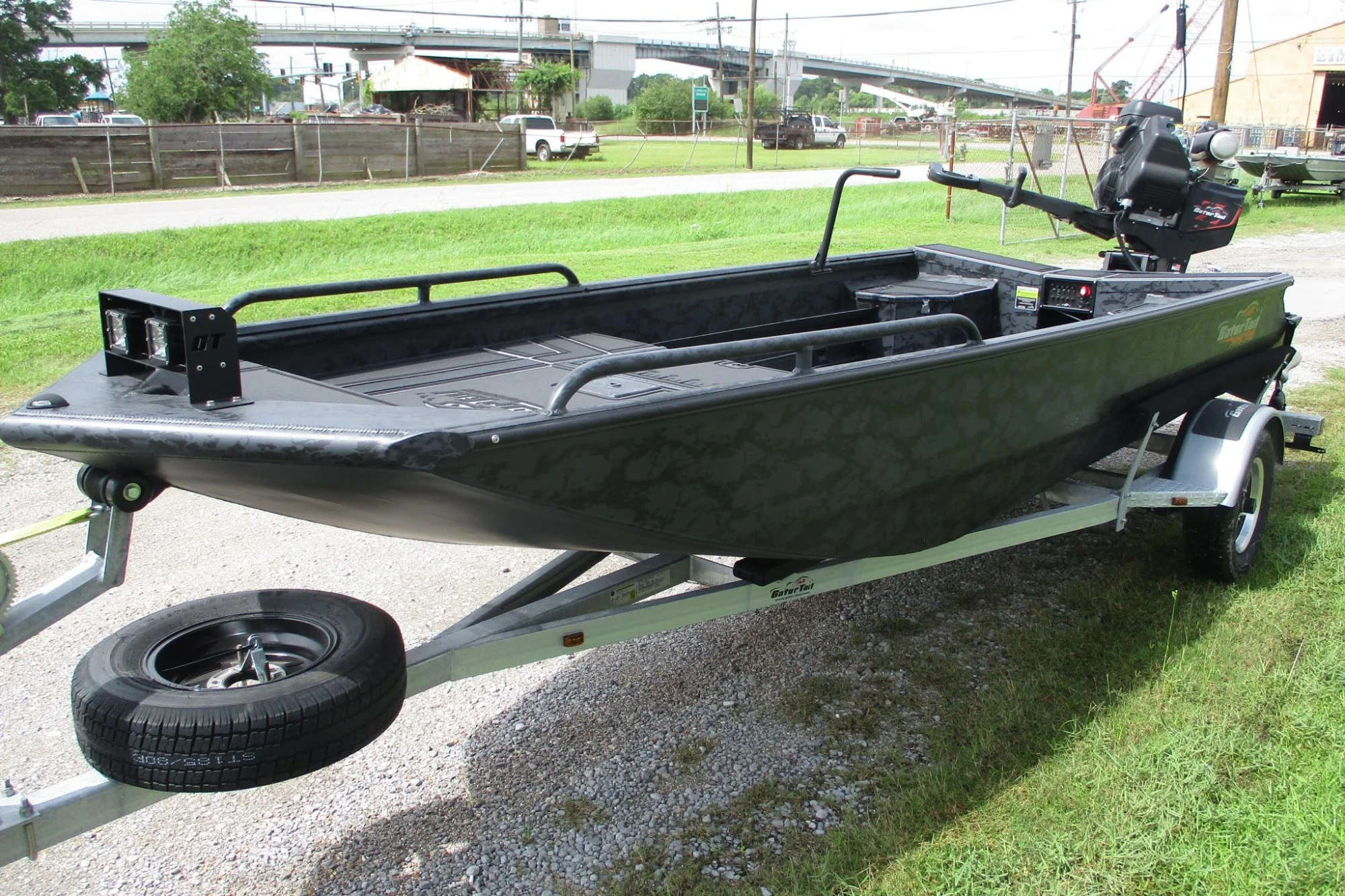2026 Gator Tail 1750 MID DECK SAVAGE - Image 4