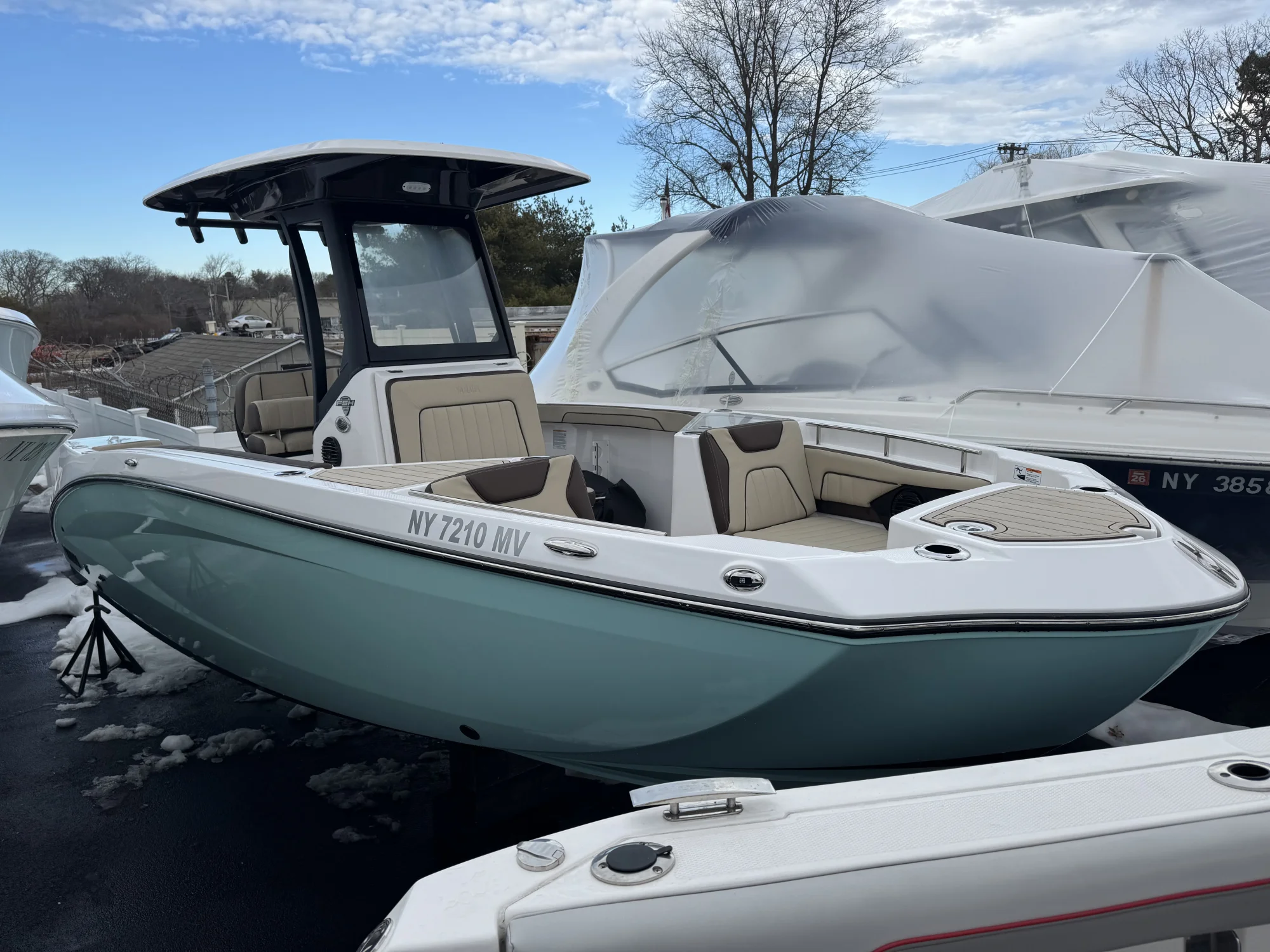 2025 Yamaha Boats 255 FSH Sport H - Image 2