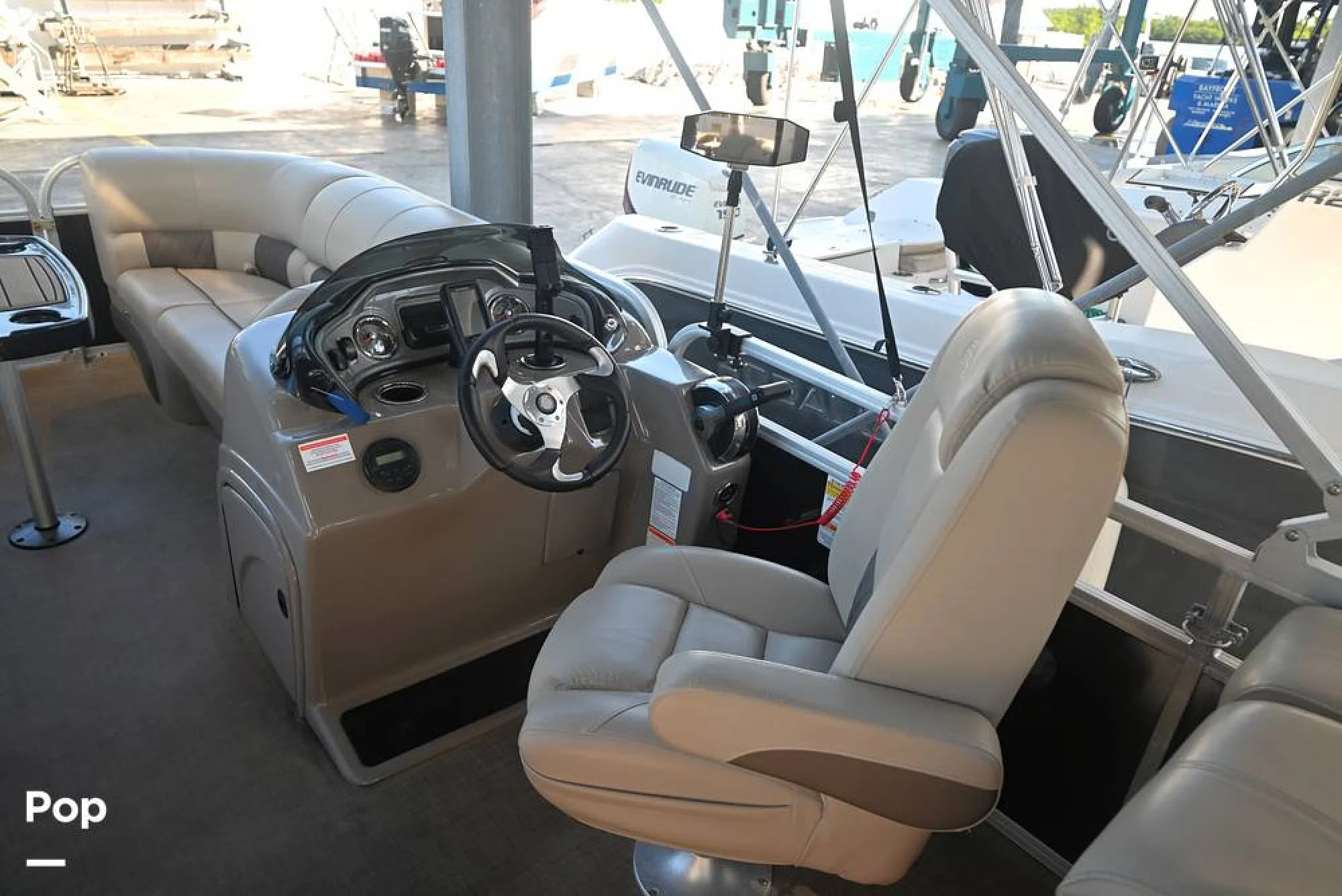 2021 Sun Tracker Party Barge 22 DLX - Image 5