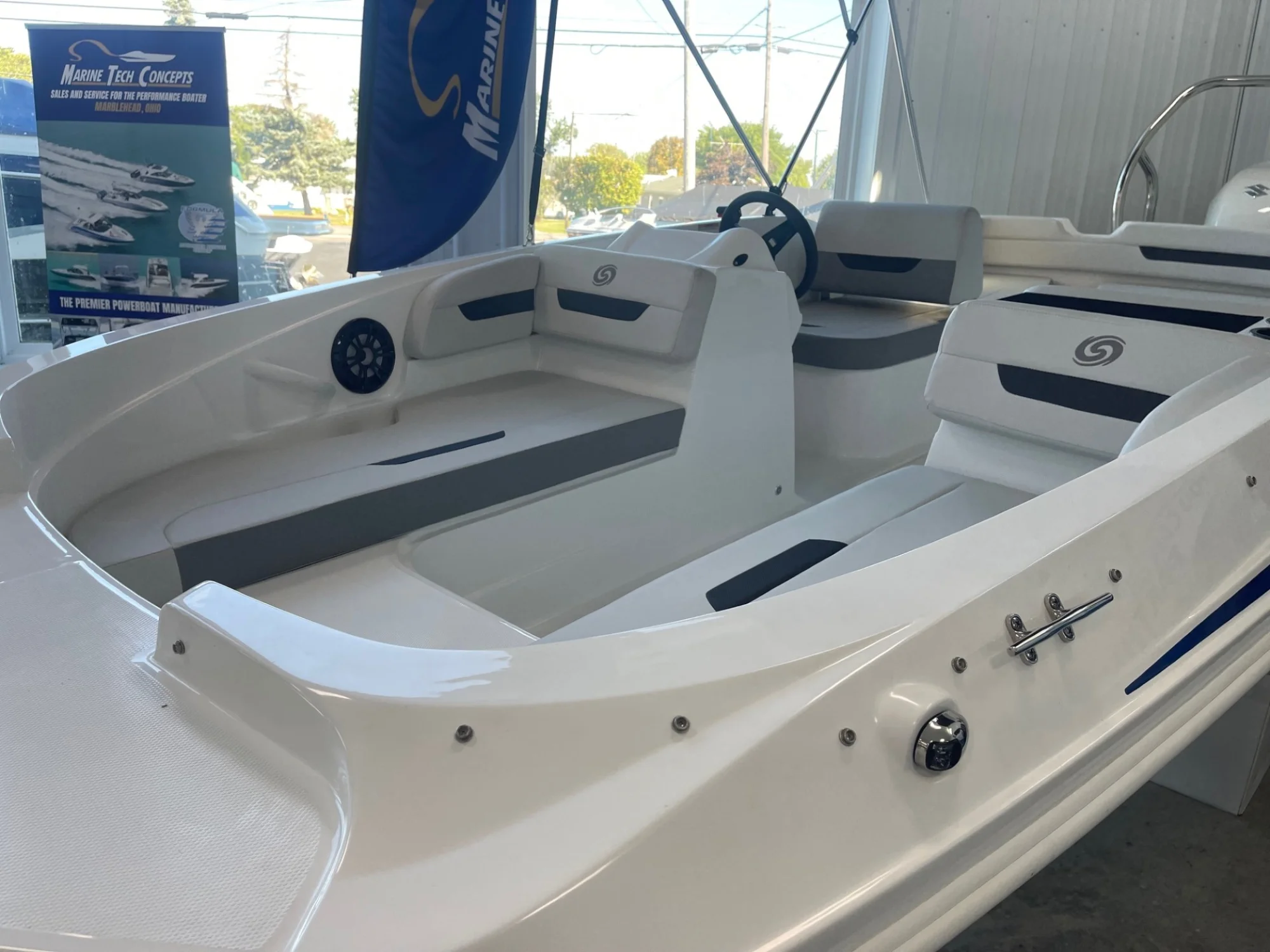 2023 Hurricane 18ft SunDeck Sport 185 OB - Image 4