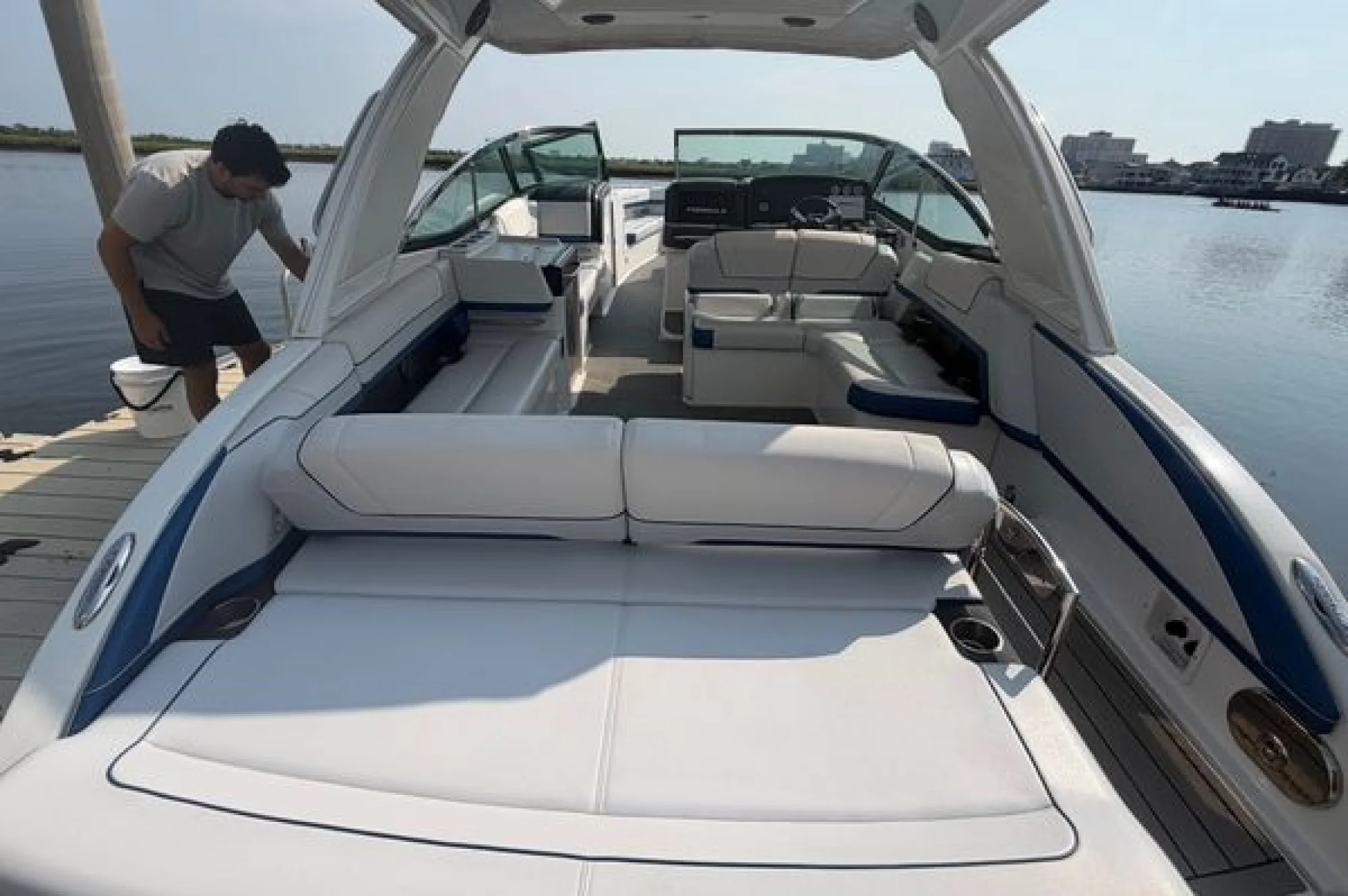 2020 33' Formula 330 Crossover Bowrider - Image 5