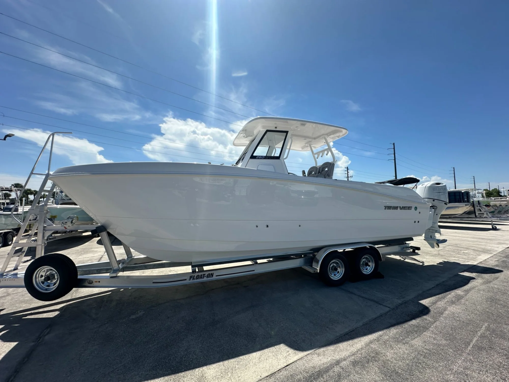 2025 Twin Vee 260 GFXV2 - Main Image
