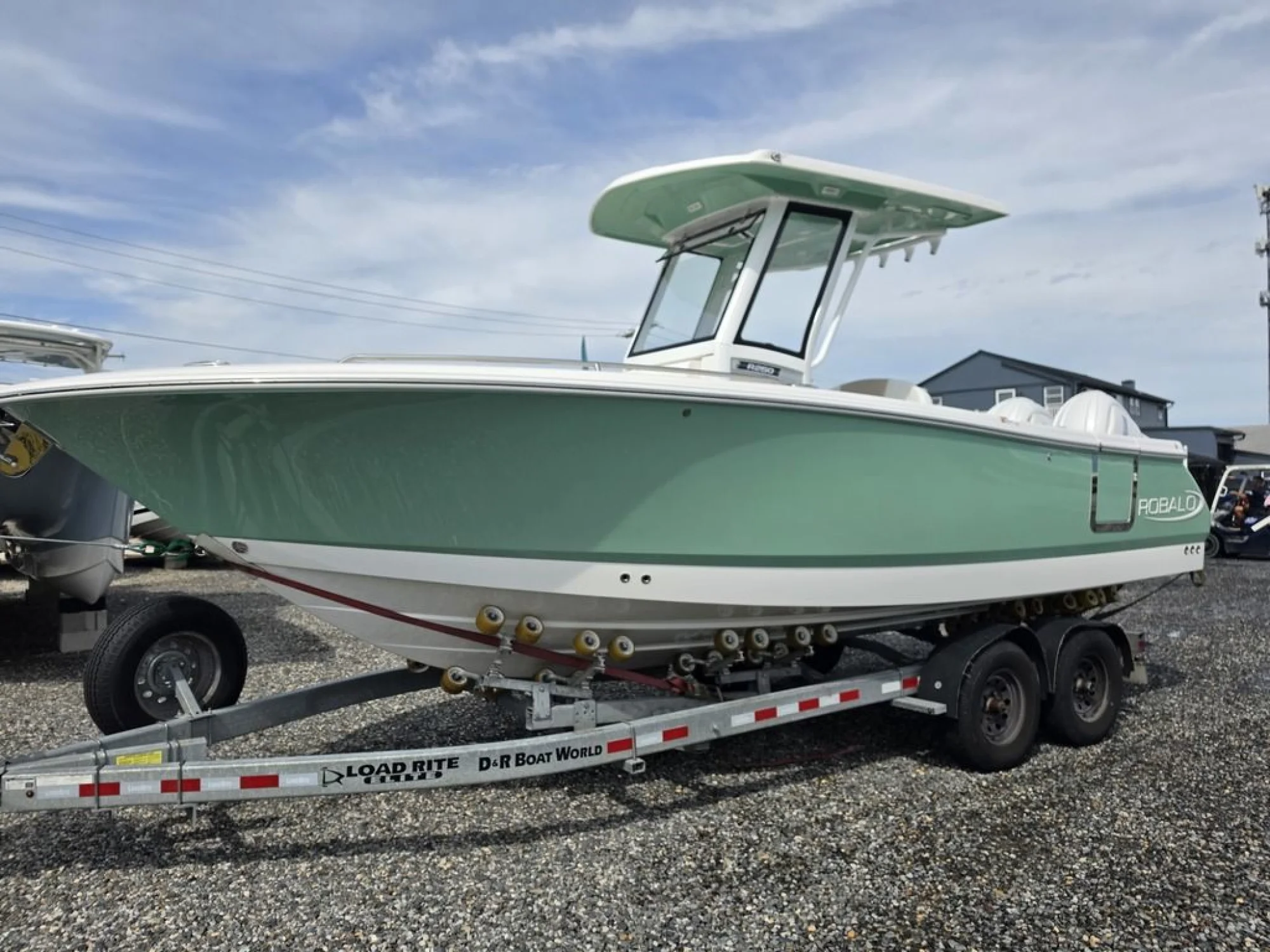 2027 Robalo R250 - Image 2