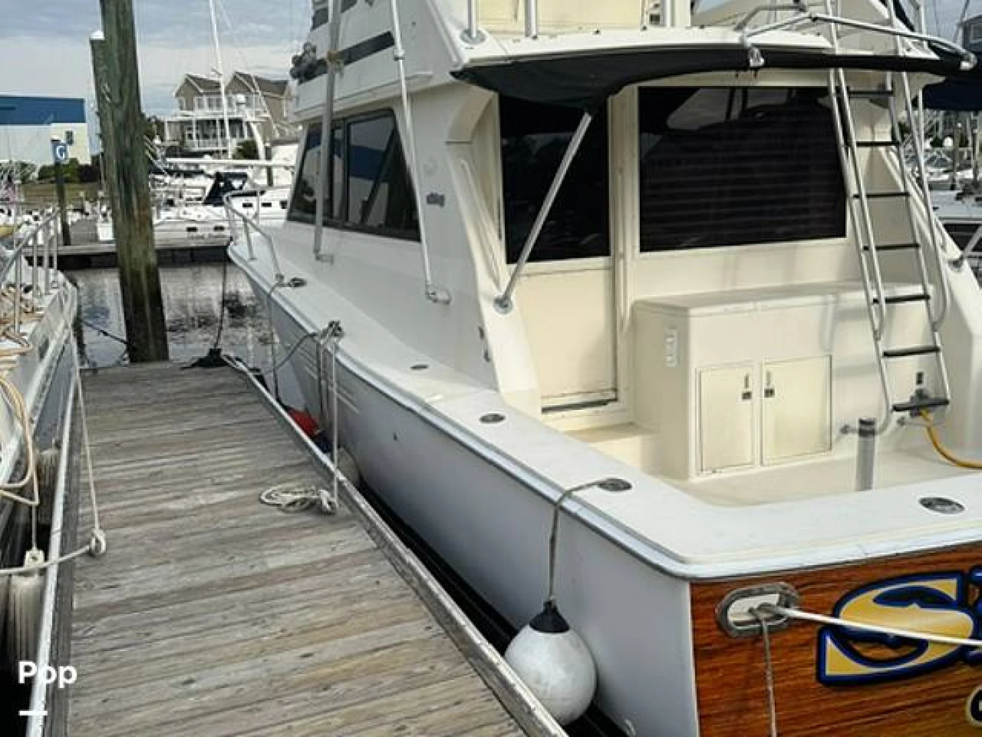 1990 Viking 38 Convertible - Image 5