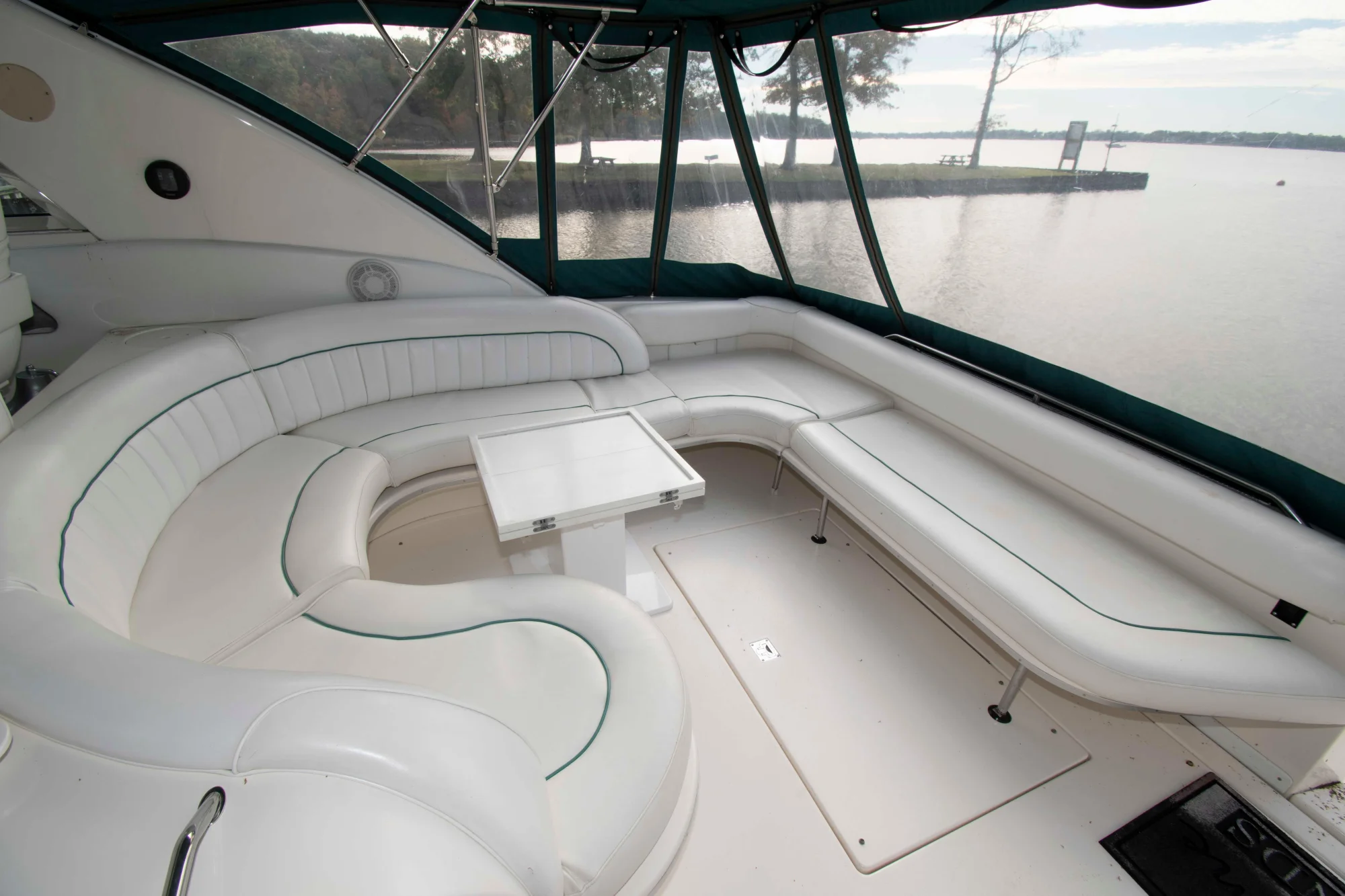 Sea Ray 440 Sundancer - Image 3