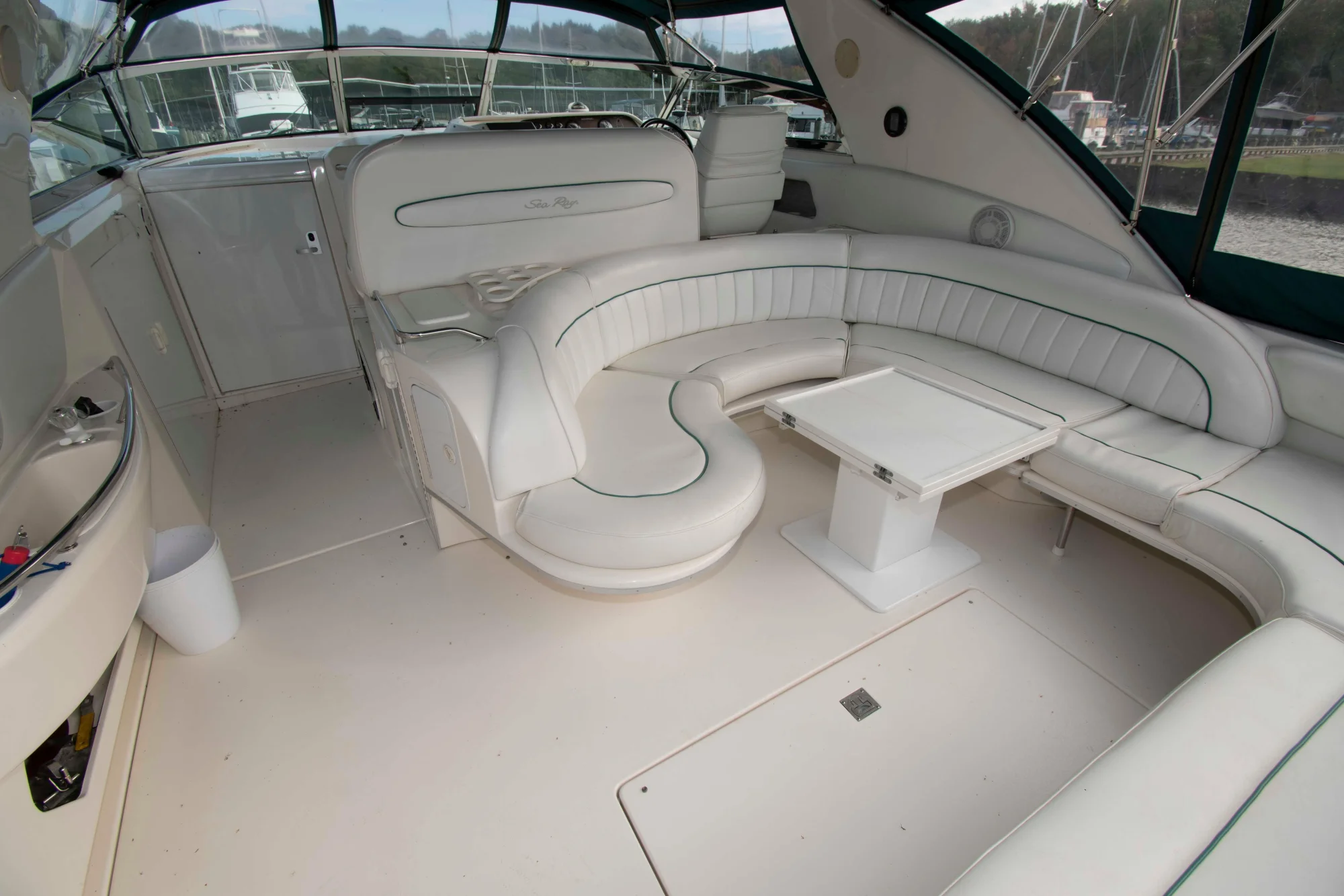 Sea Ray 440 Sundancer - Image 2