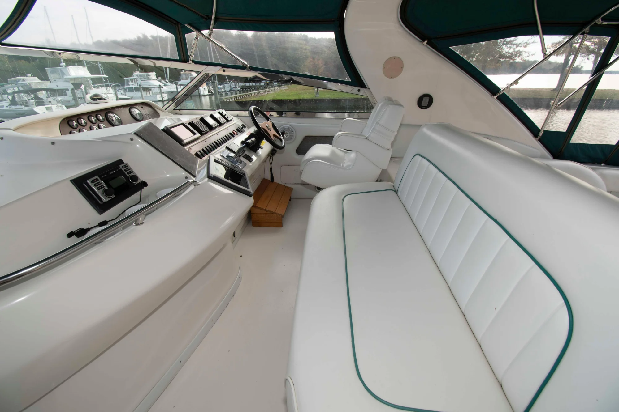 Sea Ray 440 Sundancer - Image 5
