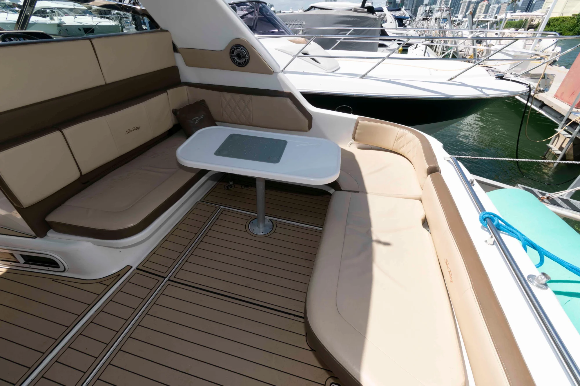 Sea Ray 370 Sundancer - Image 5