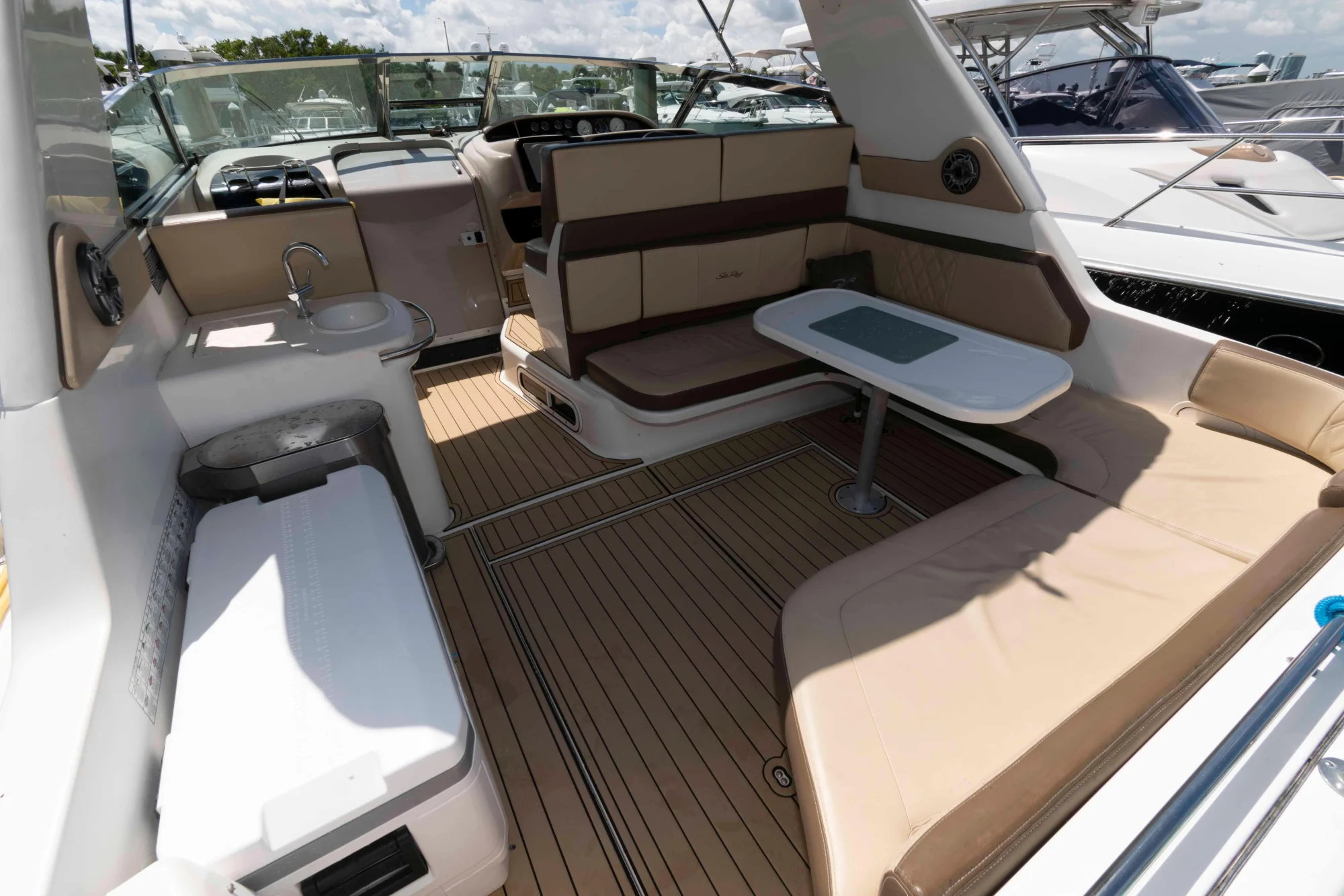 Sea Ray 370 Sundancer - Image 4