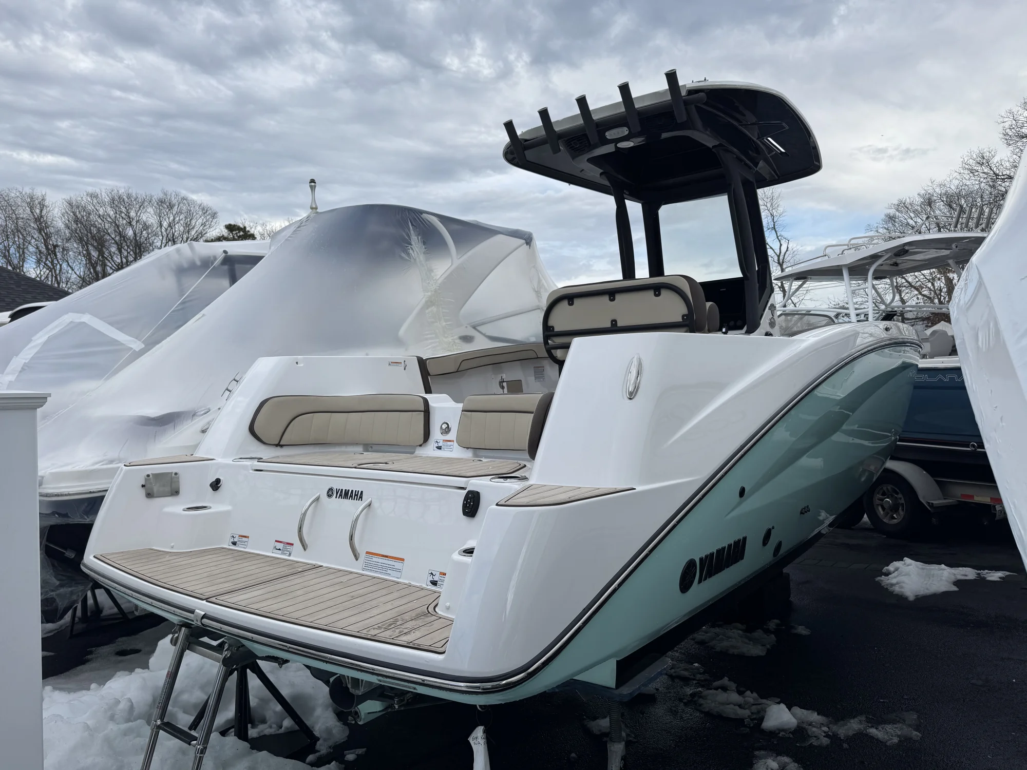 2025 Yamaha Boats 255 FSH Sport H - Image 4