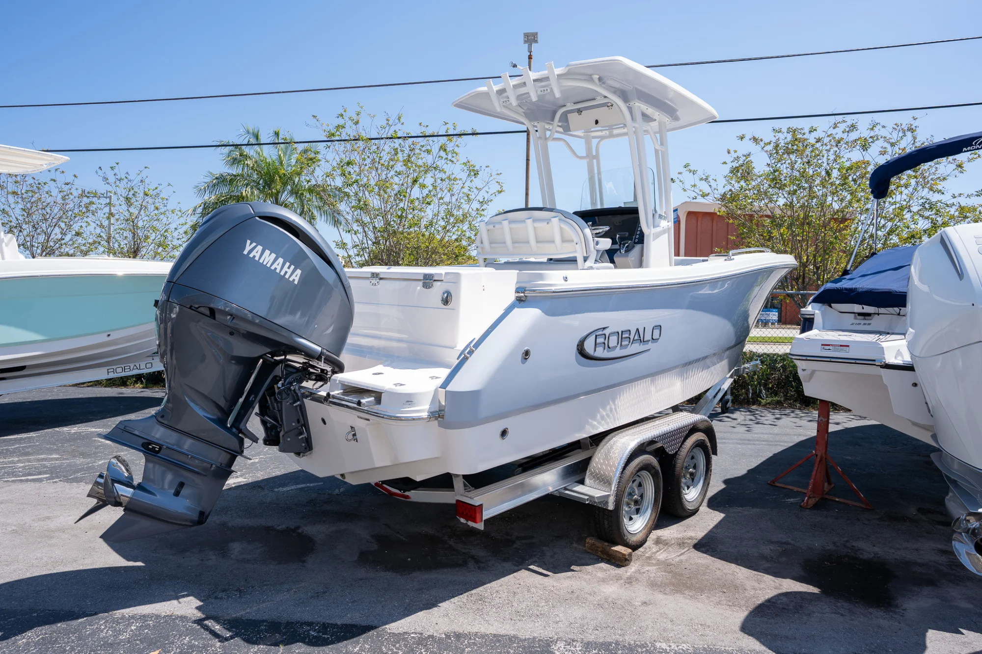 2025 ROBALO R230 - Image 2