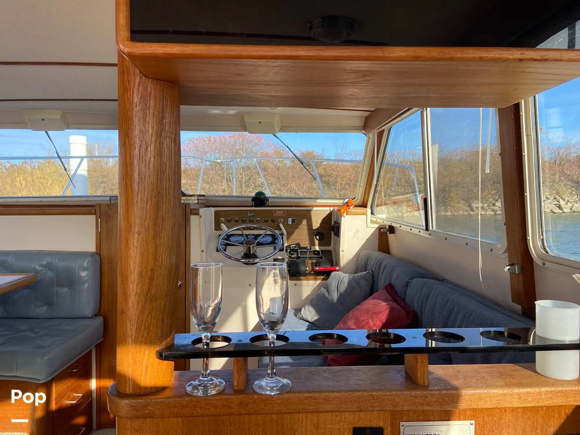 1989 Tollycraft 30 Sport Cruiser - Image 2