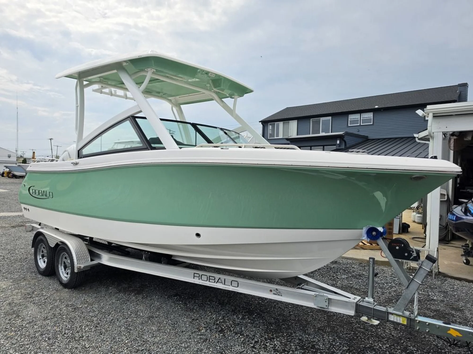2027 Robalo R237 - Image 2