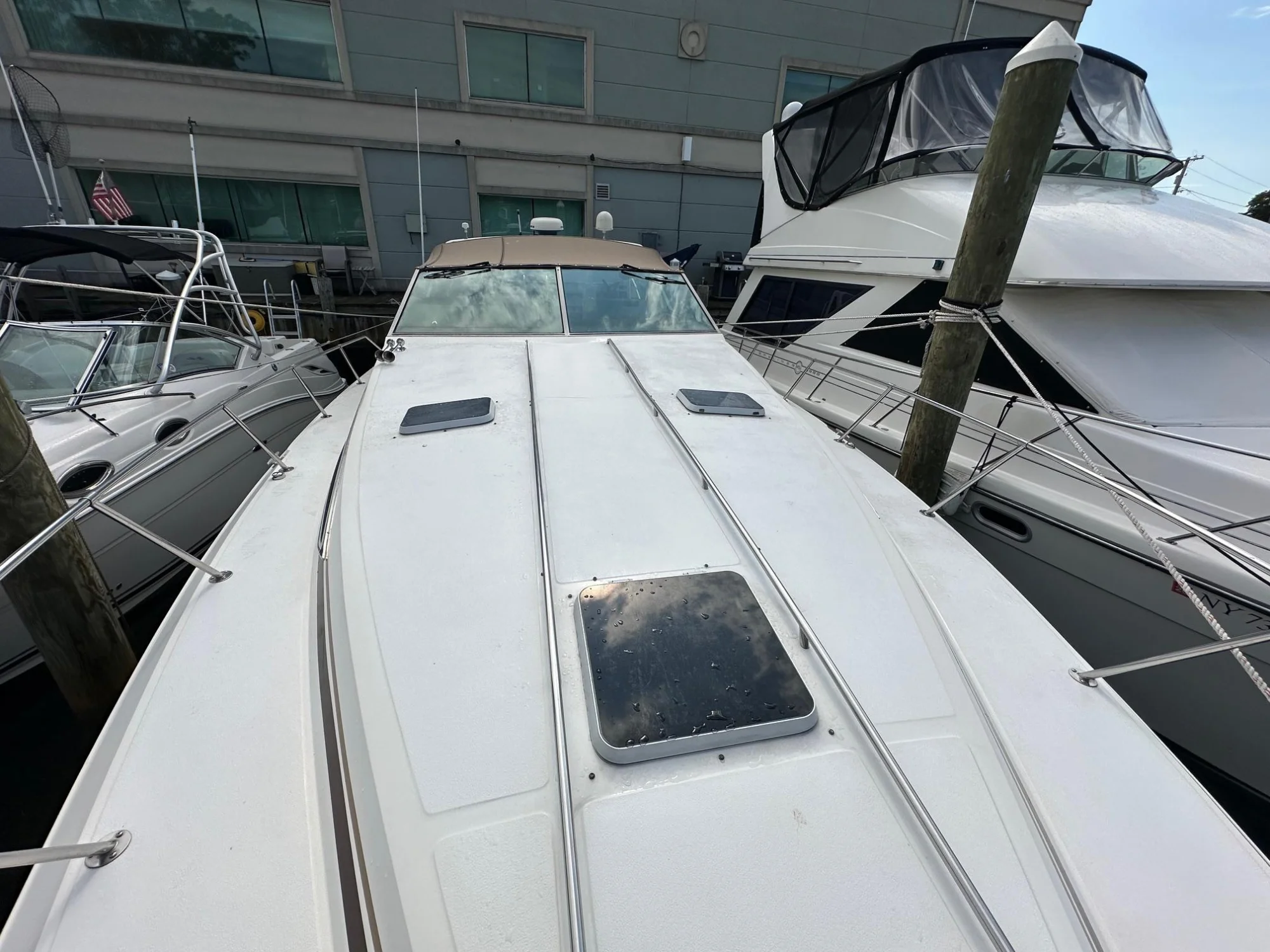 1986 Sea Ray 390 Express Cruiser - Image 3