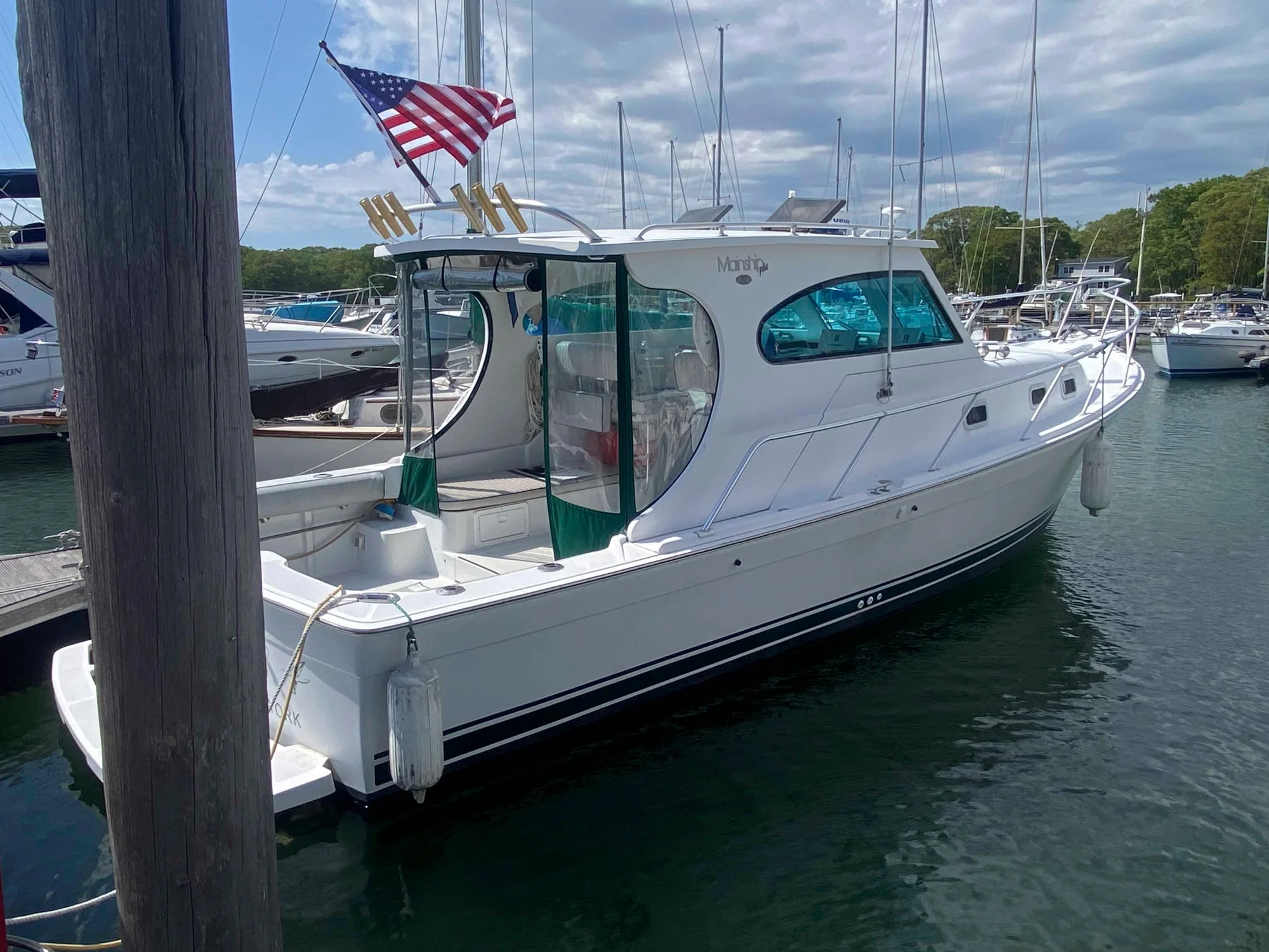 Mainship Pilot 30 Sedan - Main Image