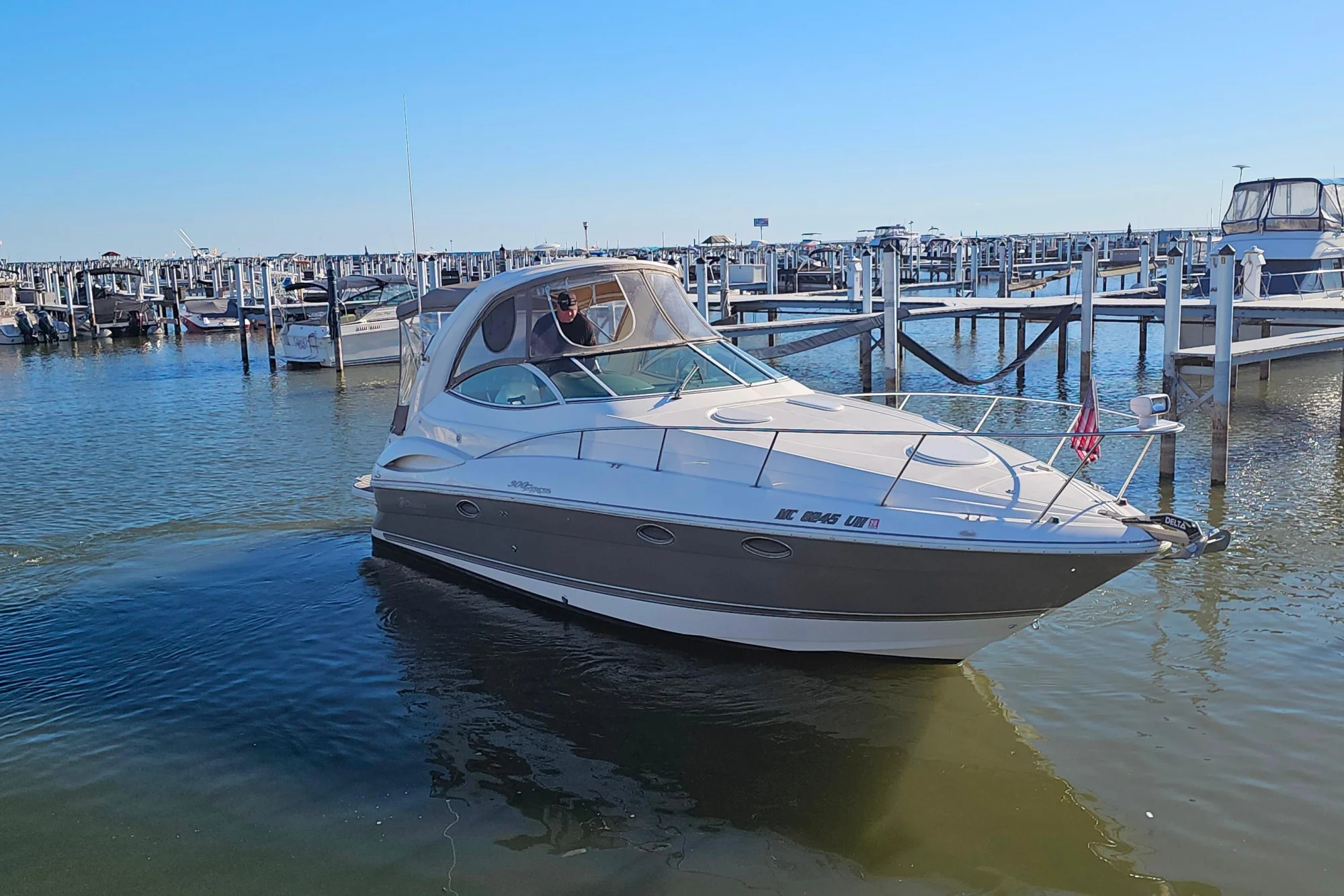 Cruisers Yachts 300 Express - Image 2