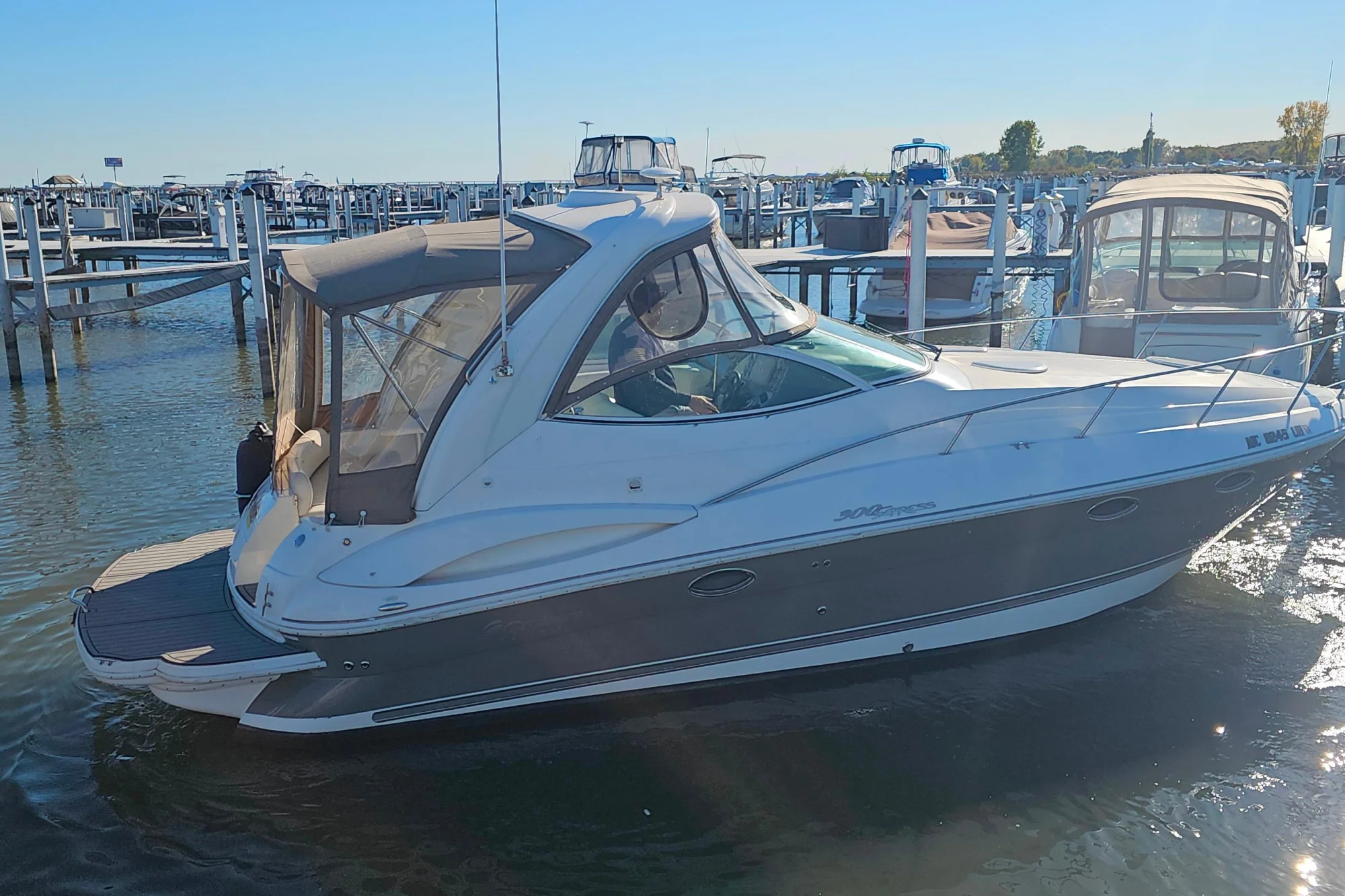 Cruisers Yachts 300 Express - Image 3