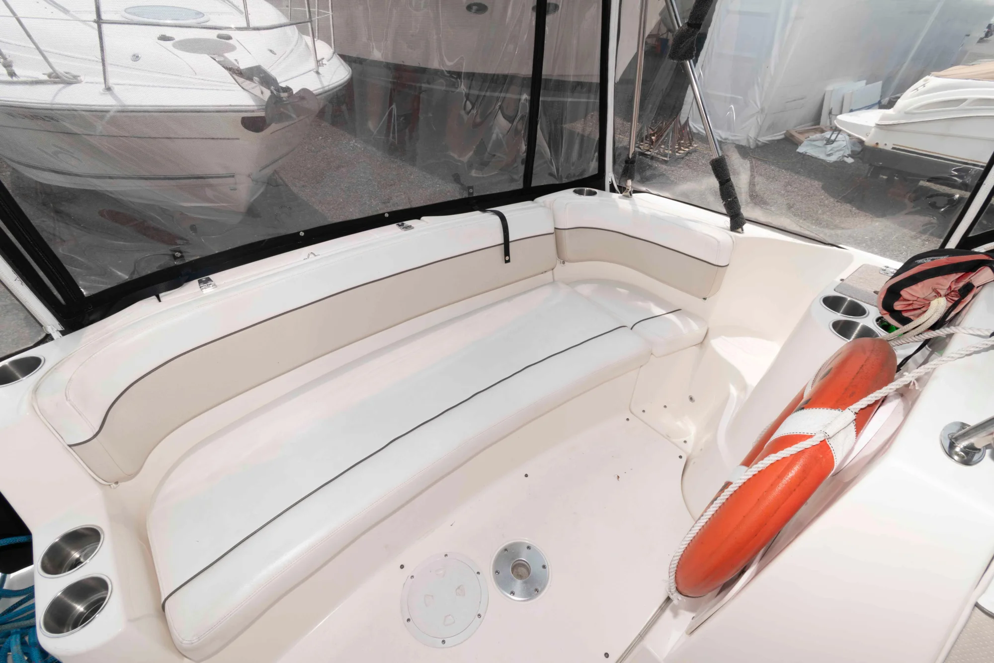Rinker 300 Express Cruiser - Image 5