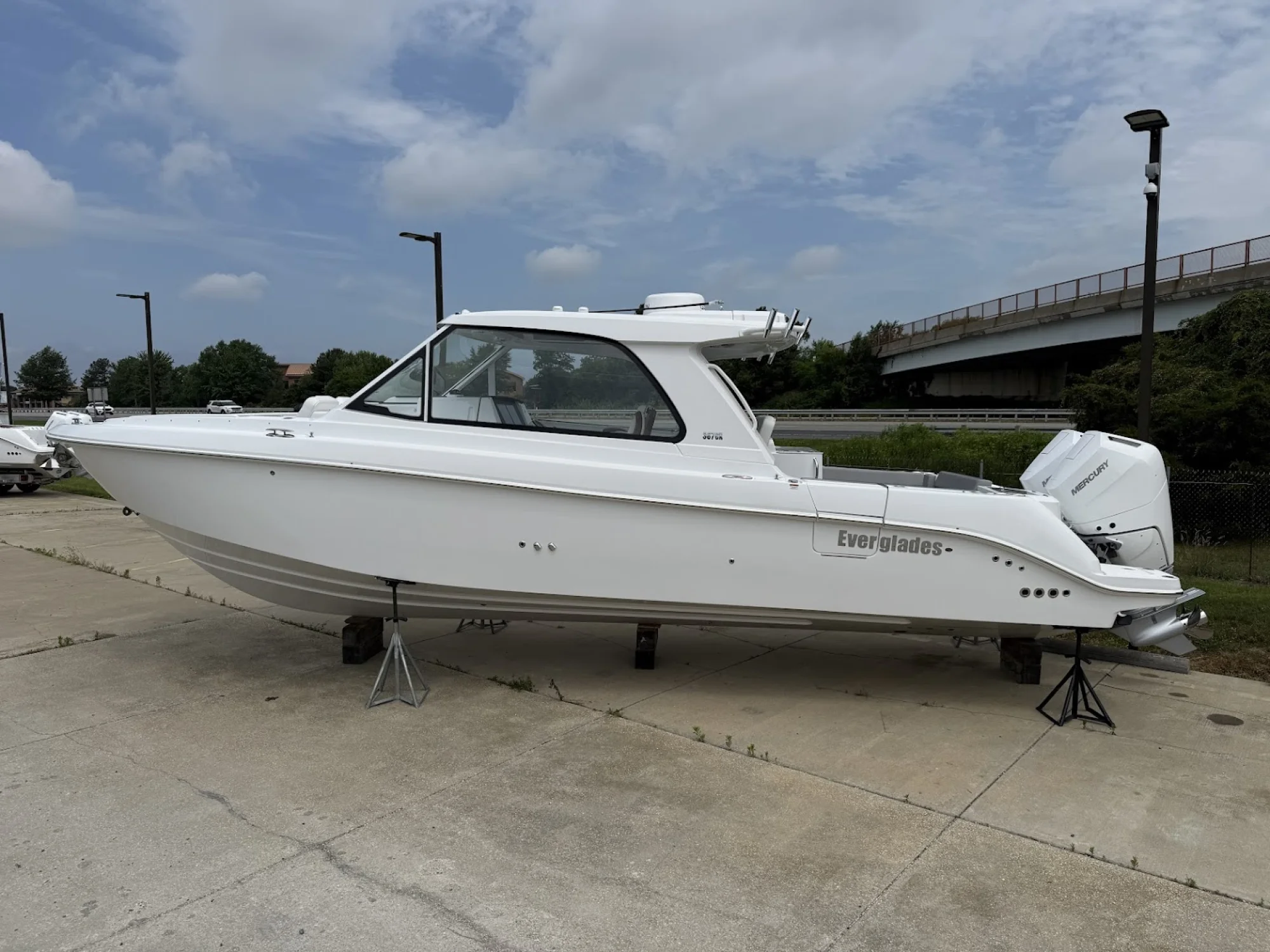 2026 37' Everglades 367CX