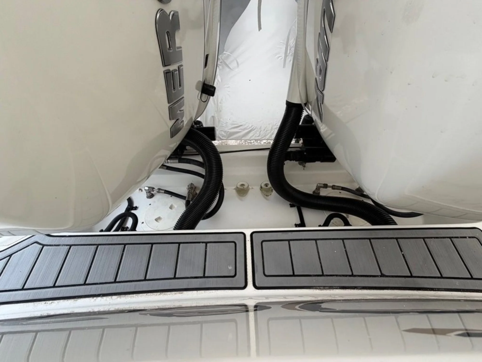 Boston Whaler 330 Outrage - Image 3