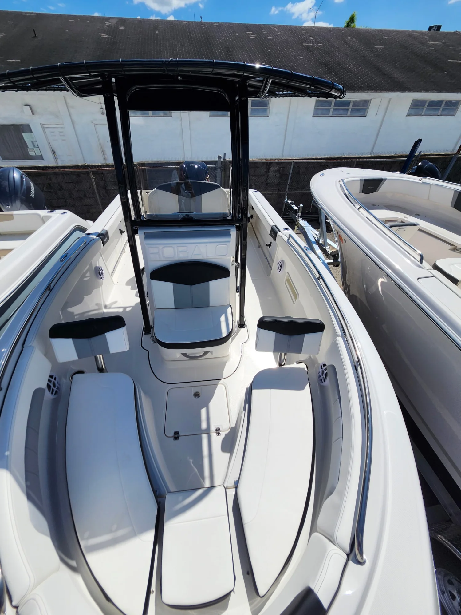 2025 ROBALO 222 Explorer - Image 3