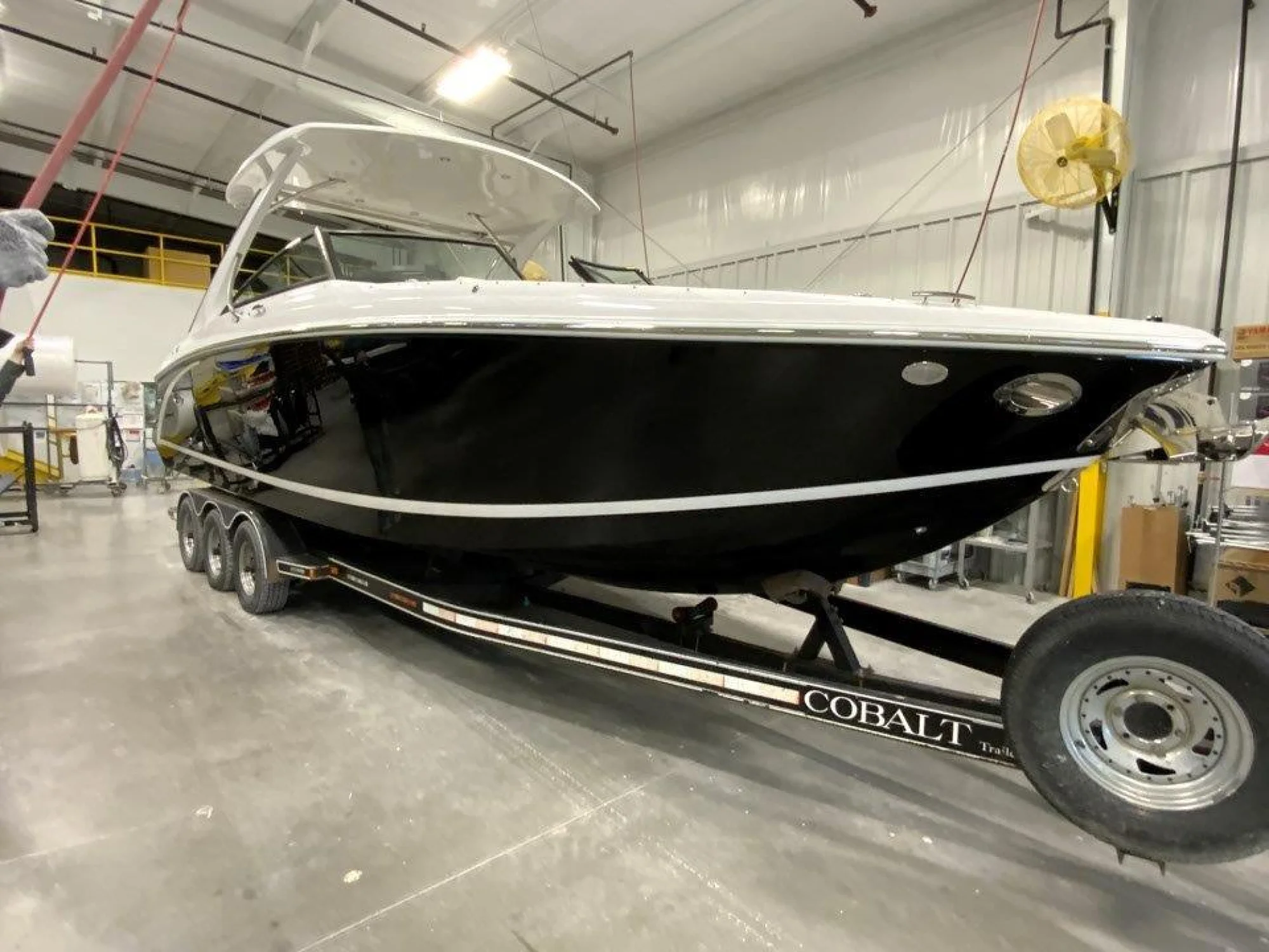 2021 Cobalt 30SC Outboard - Image 5