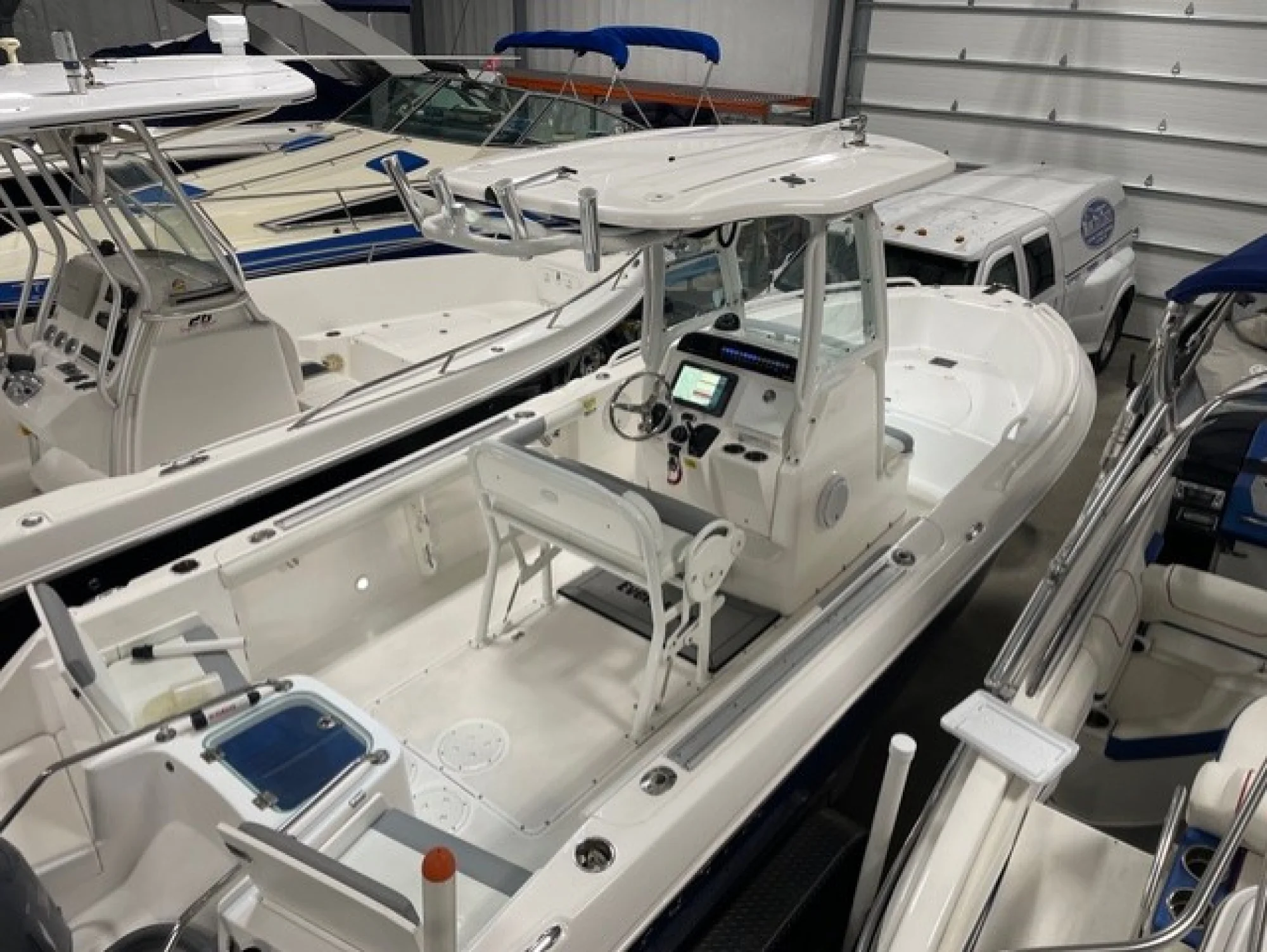 2016 Everglades 230 Center Console