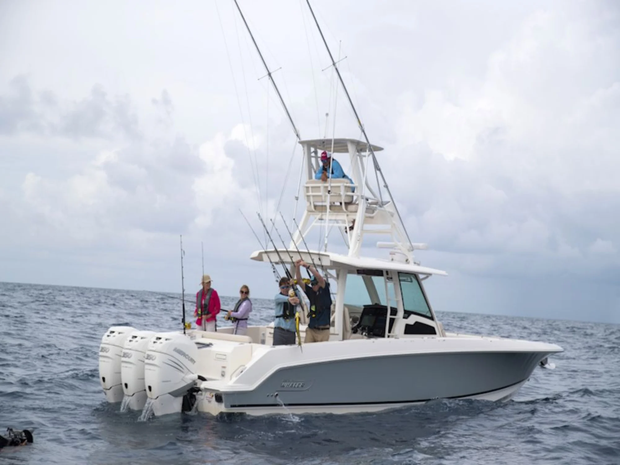 Boston Whaler 380 Outrage - Image 4