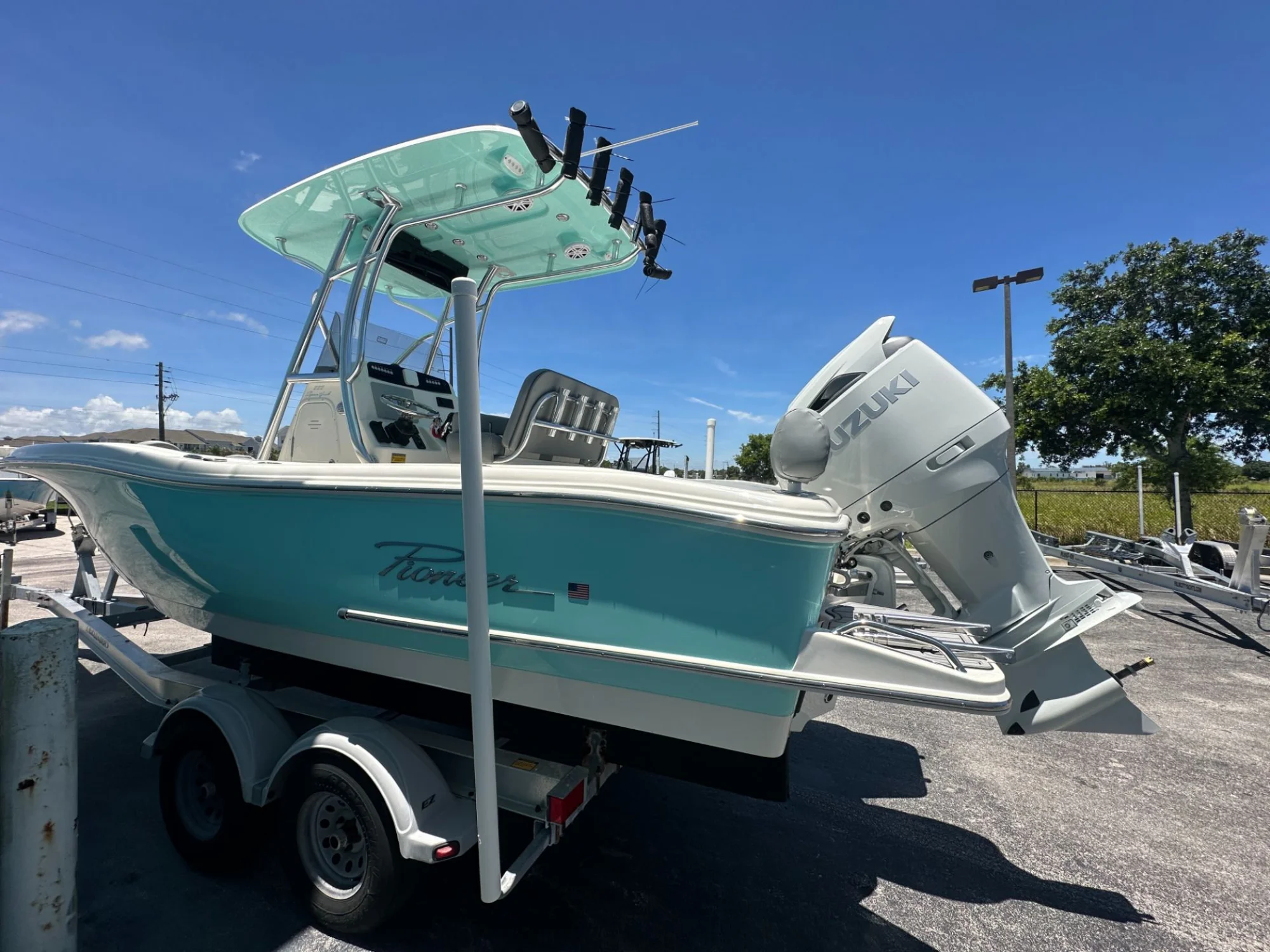 2027 Pioneer 222 Sportfish - Image 3