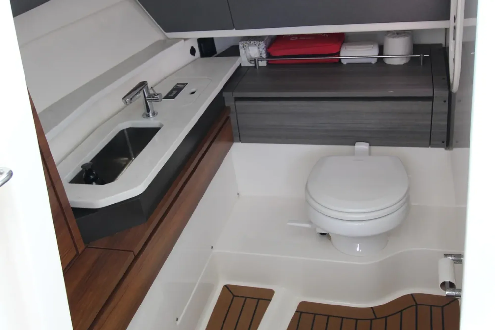 2021 Tiara Yachts 38 LX - Image 4