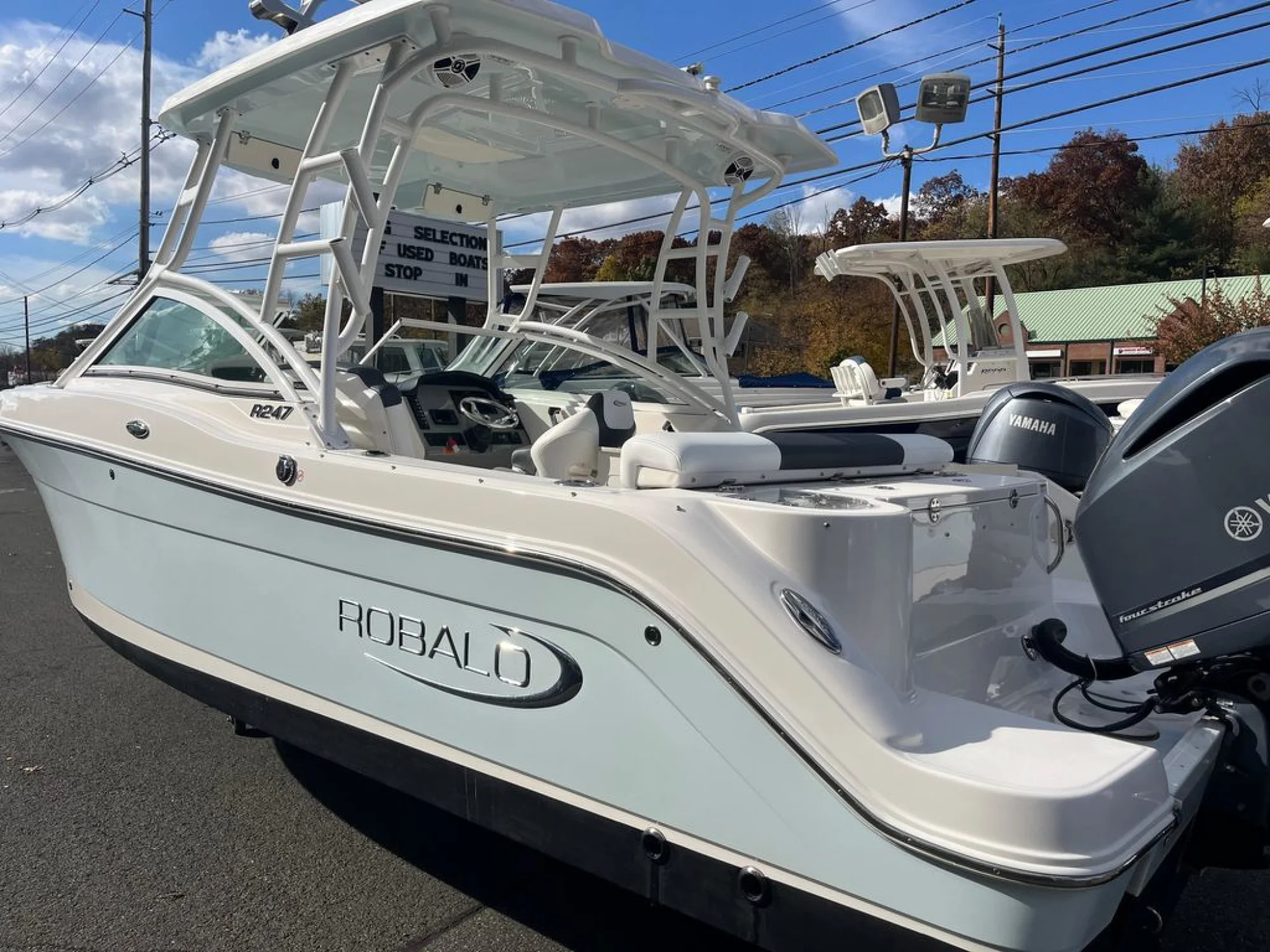 2020 Robalo R247 Dual Console - Image 2