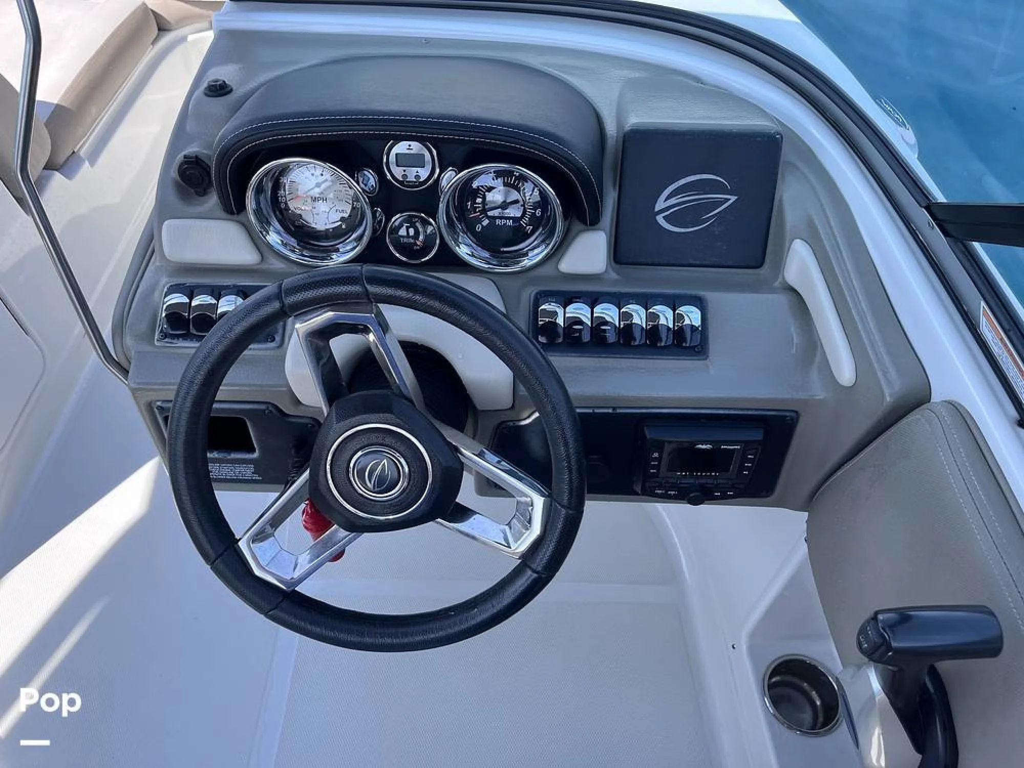 2022 Crownline E215XS - Image 2