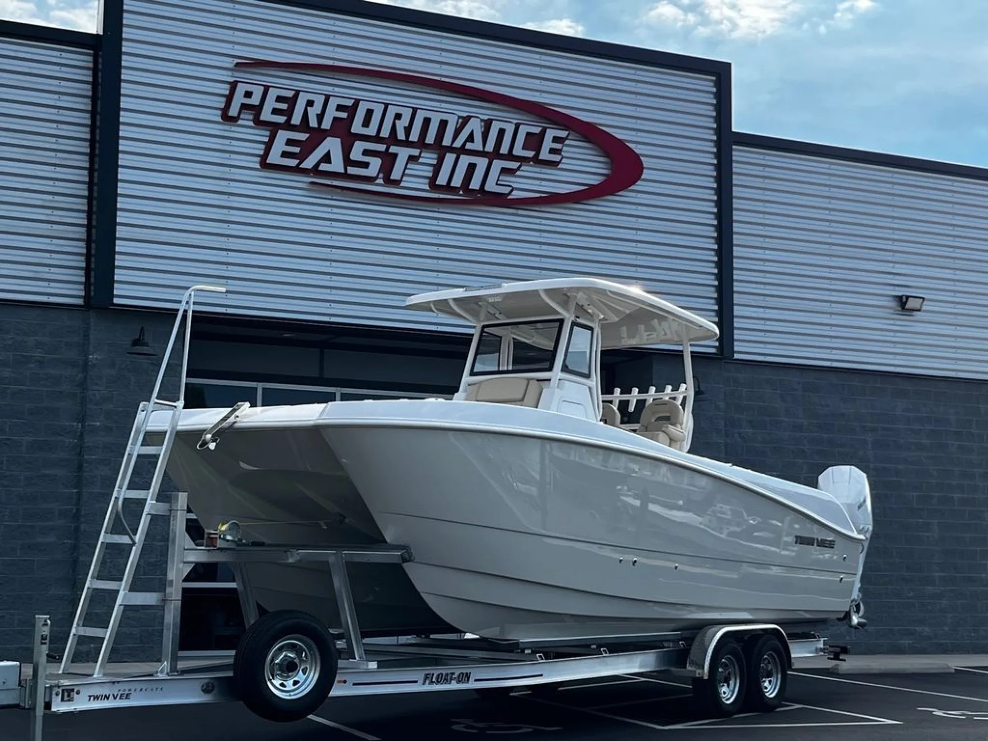 Twin Vee 260 GFX - Main Image