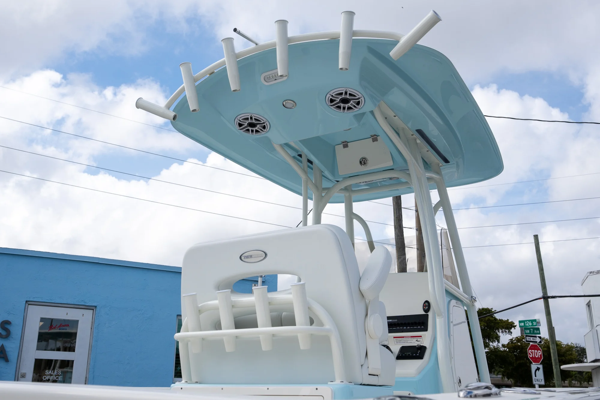 2025 PATHFINDER BOATS 2400 TRS - Image 3