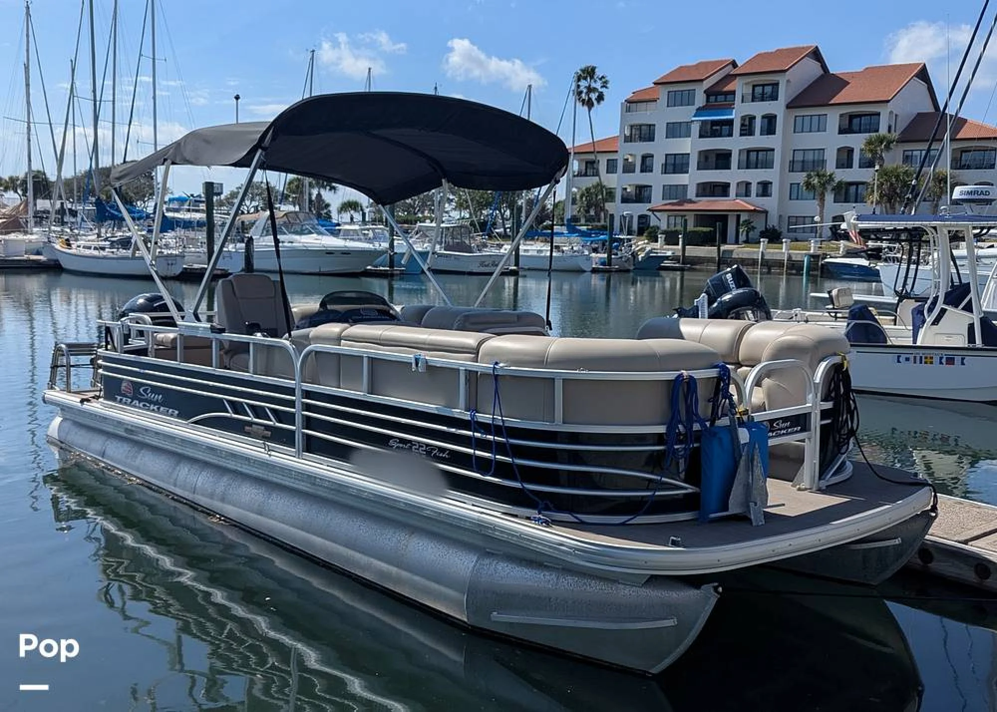 2023 Sun Tracker 22 DLX - Main Image