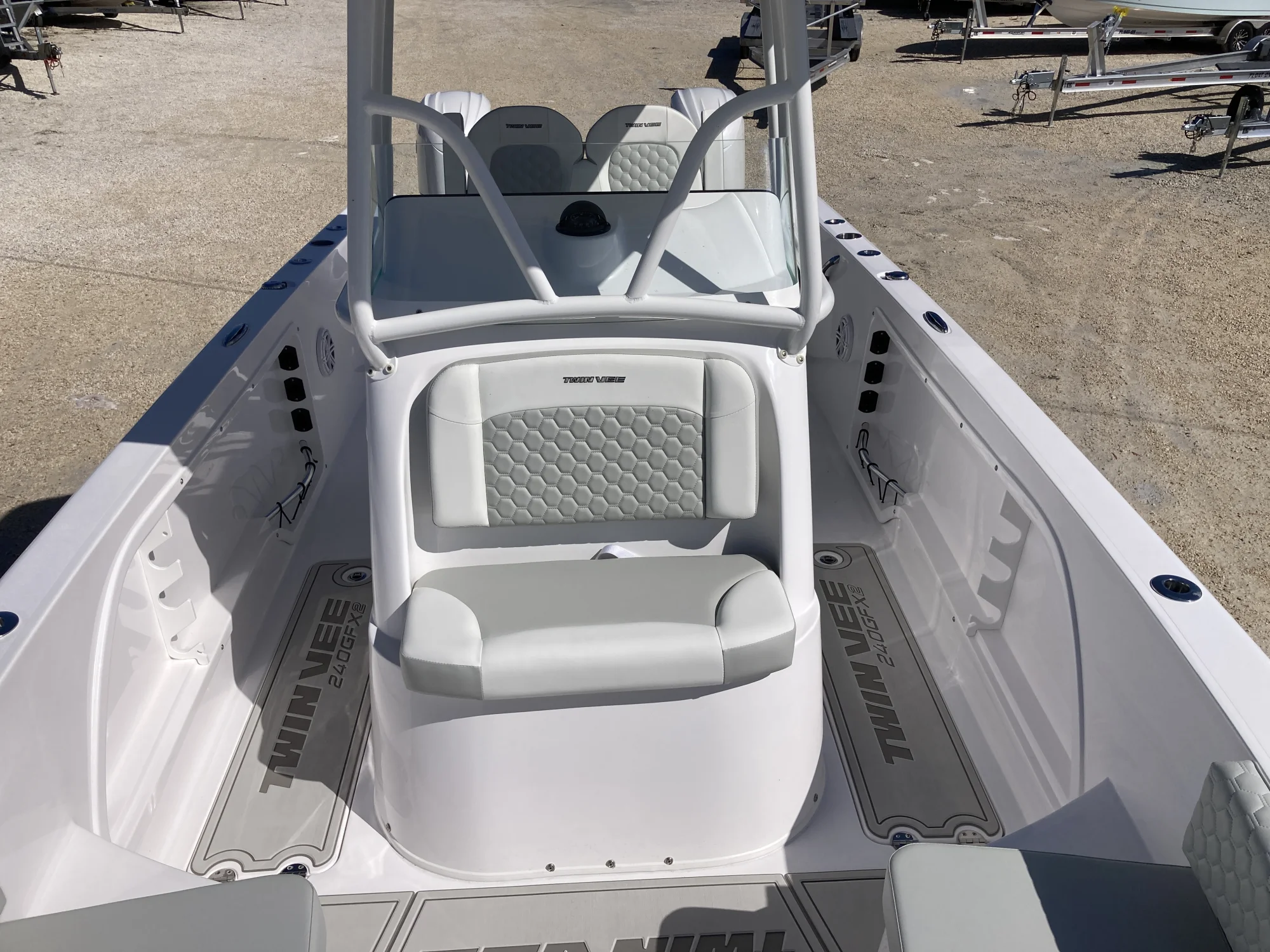 2026 Twin Vee 240 GFX2 - Image 4