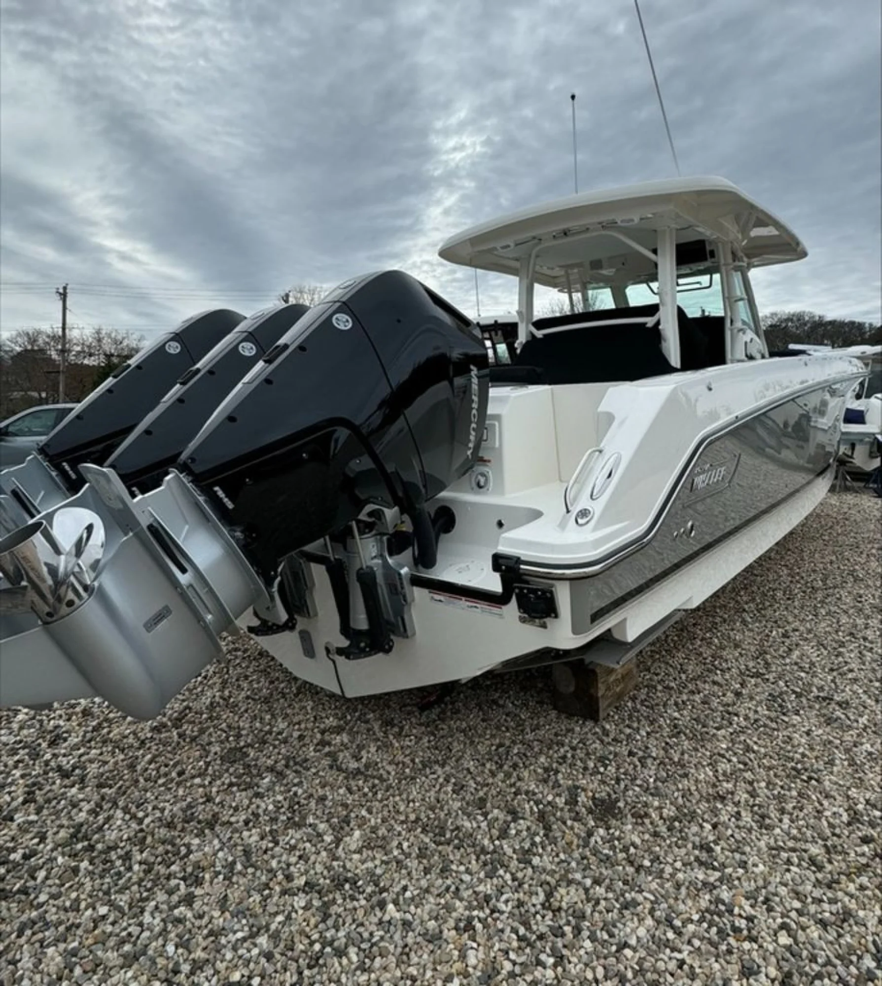 Boston Whaler 380 Outrage - Image 4
