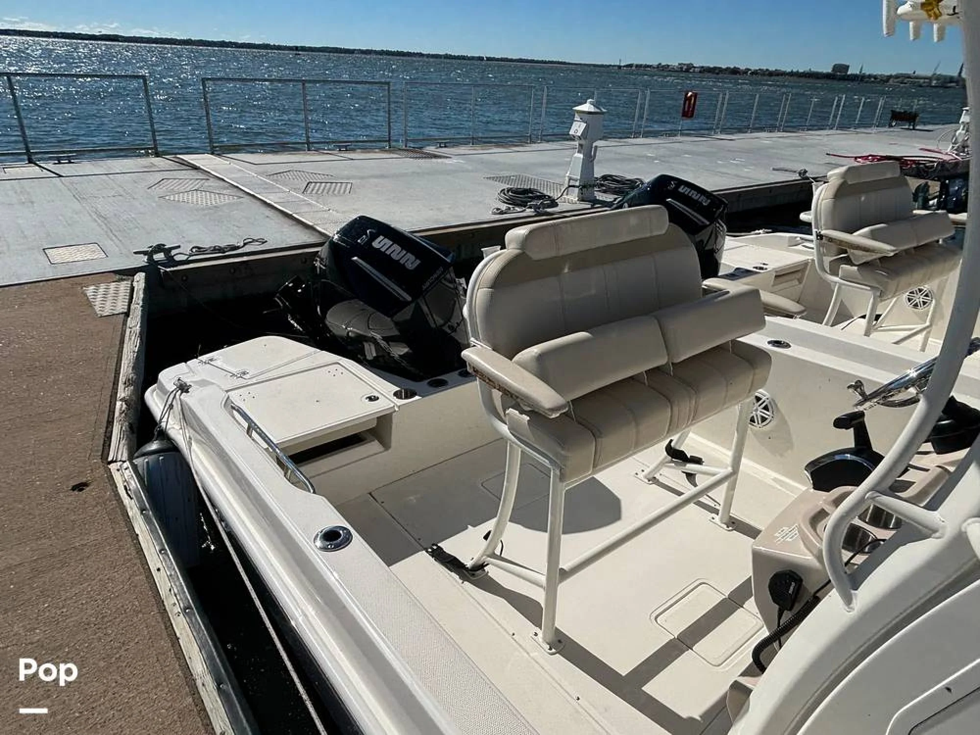 2025 Boston Whaler 220 DAUNTLESS - Image 5