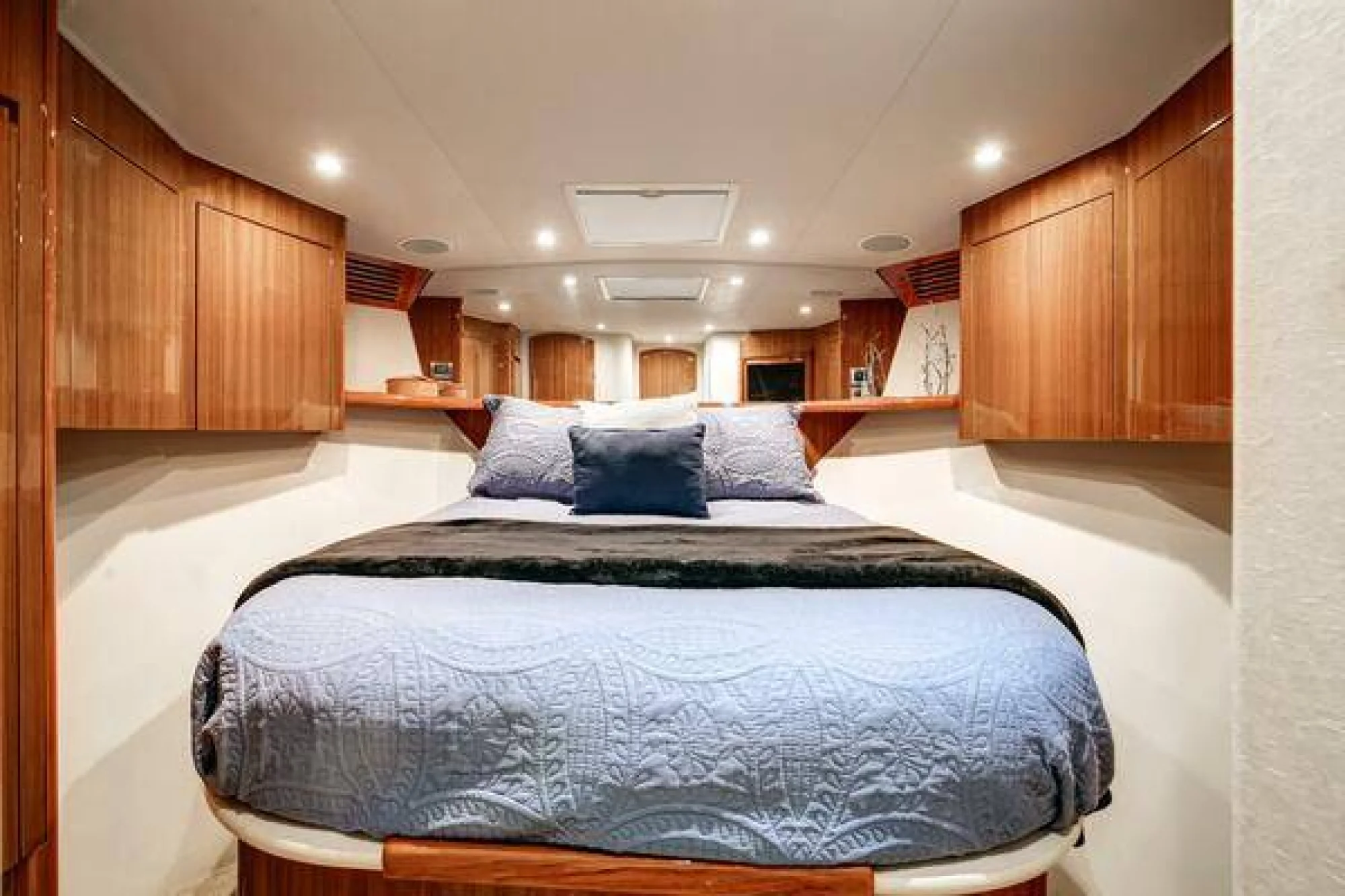 2009 64 Viking Enclosed Bridge - Image 5