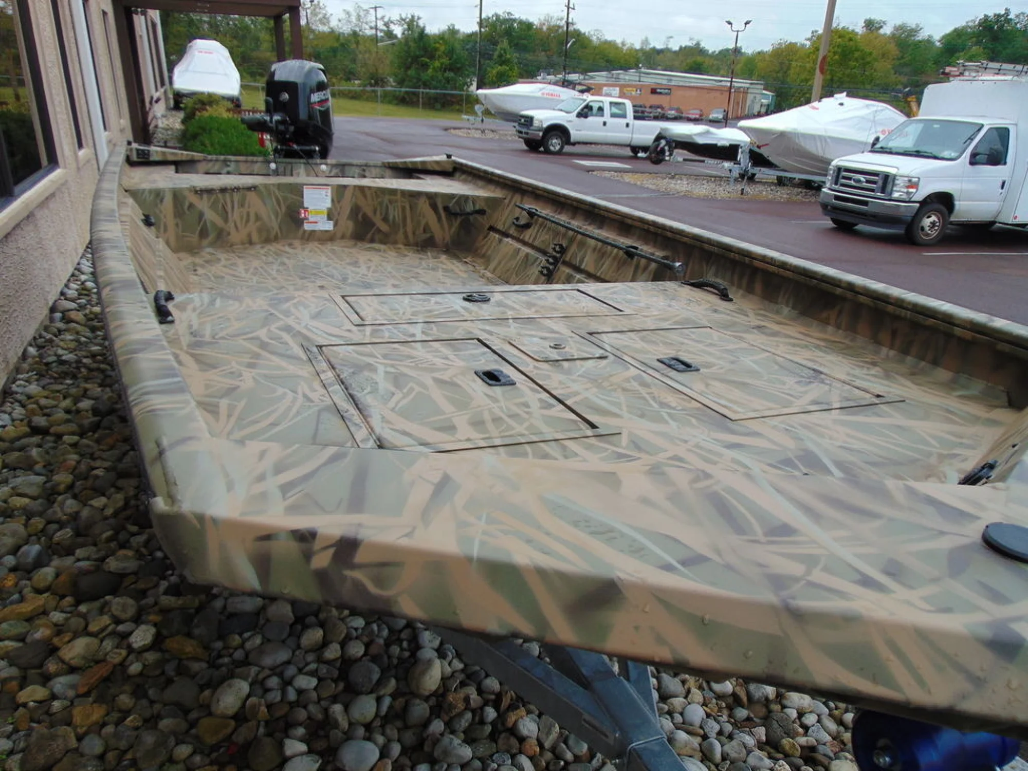 Crestliner 1860 Retriever Deluxe Tiller - Image 3