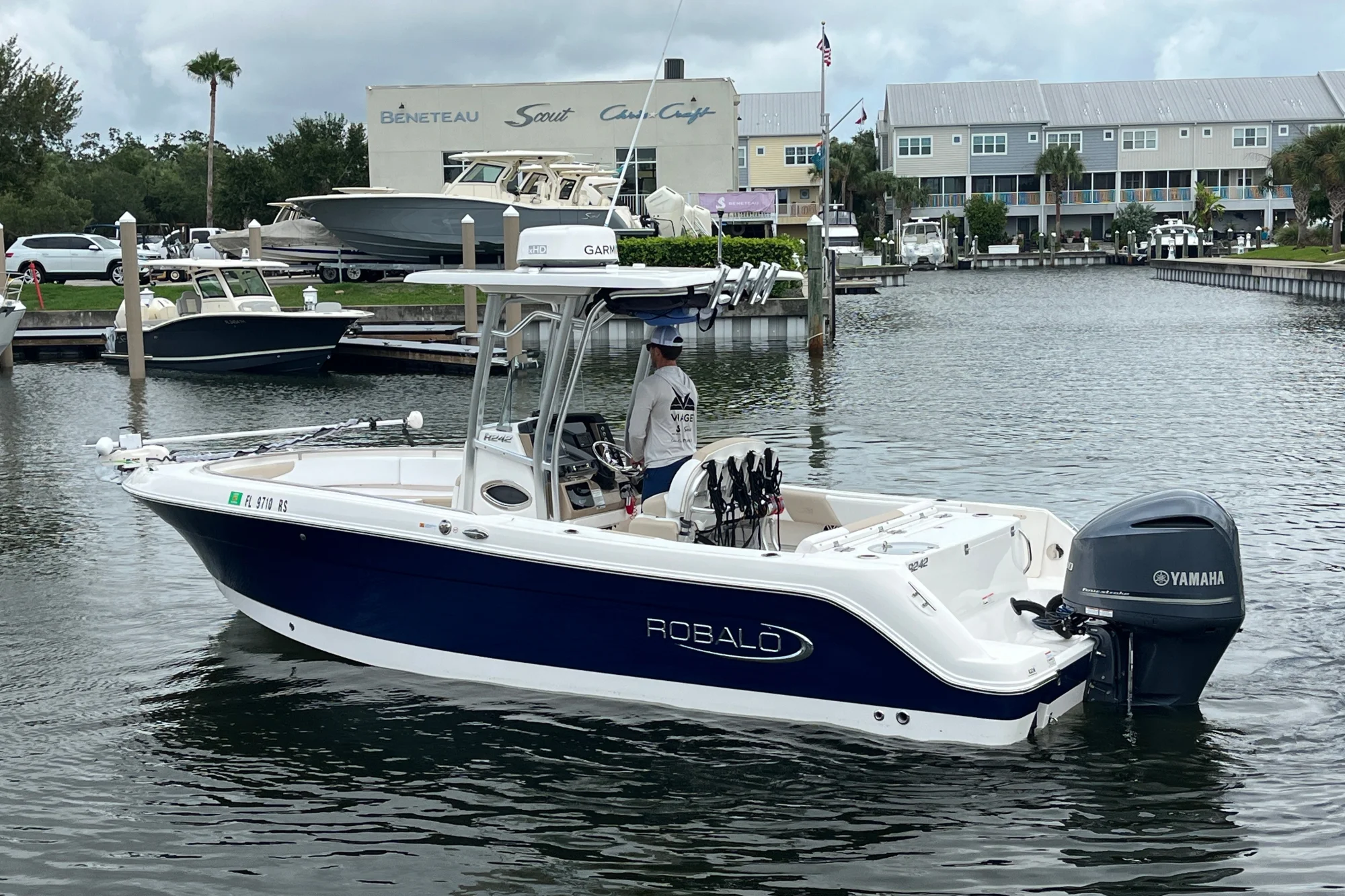 2019 Robalo R242 Center Console - Image 5