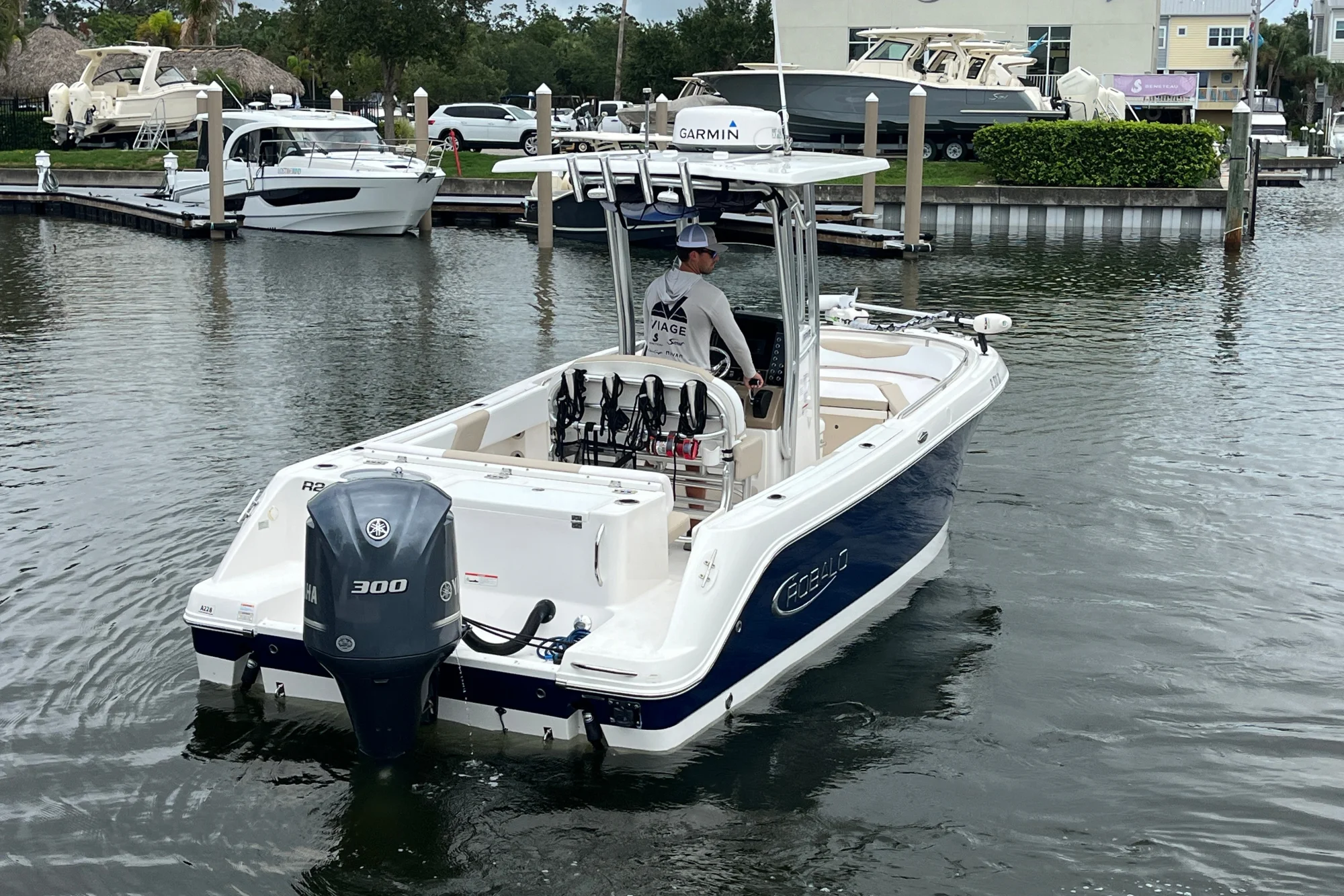 2019 Robalo R242 Center Console - Image 3